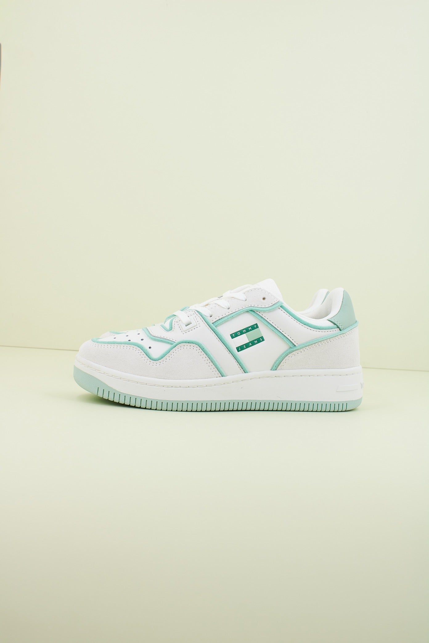 TOMMY JEANS TJW RETRO BASKET FOA en color MAJ (1)