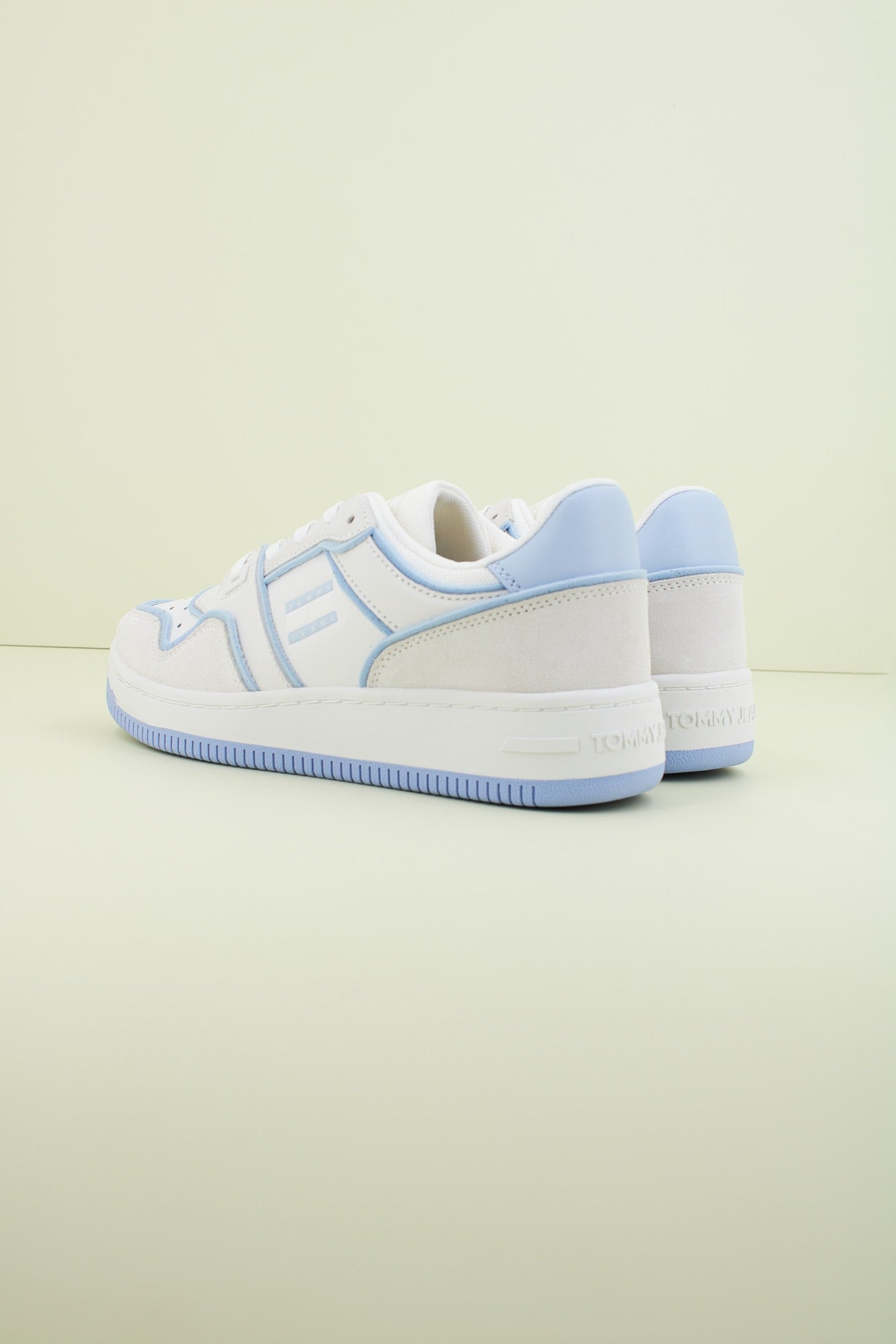 TOMMY JEANS TJW RETRO BASKET en color YBL (3)