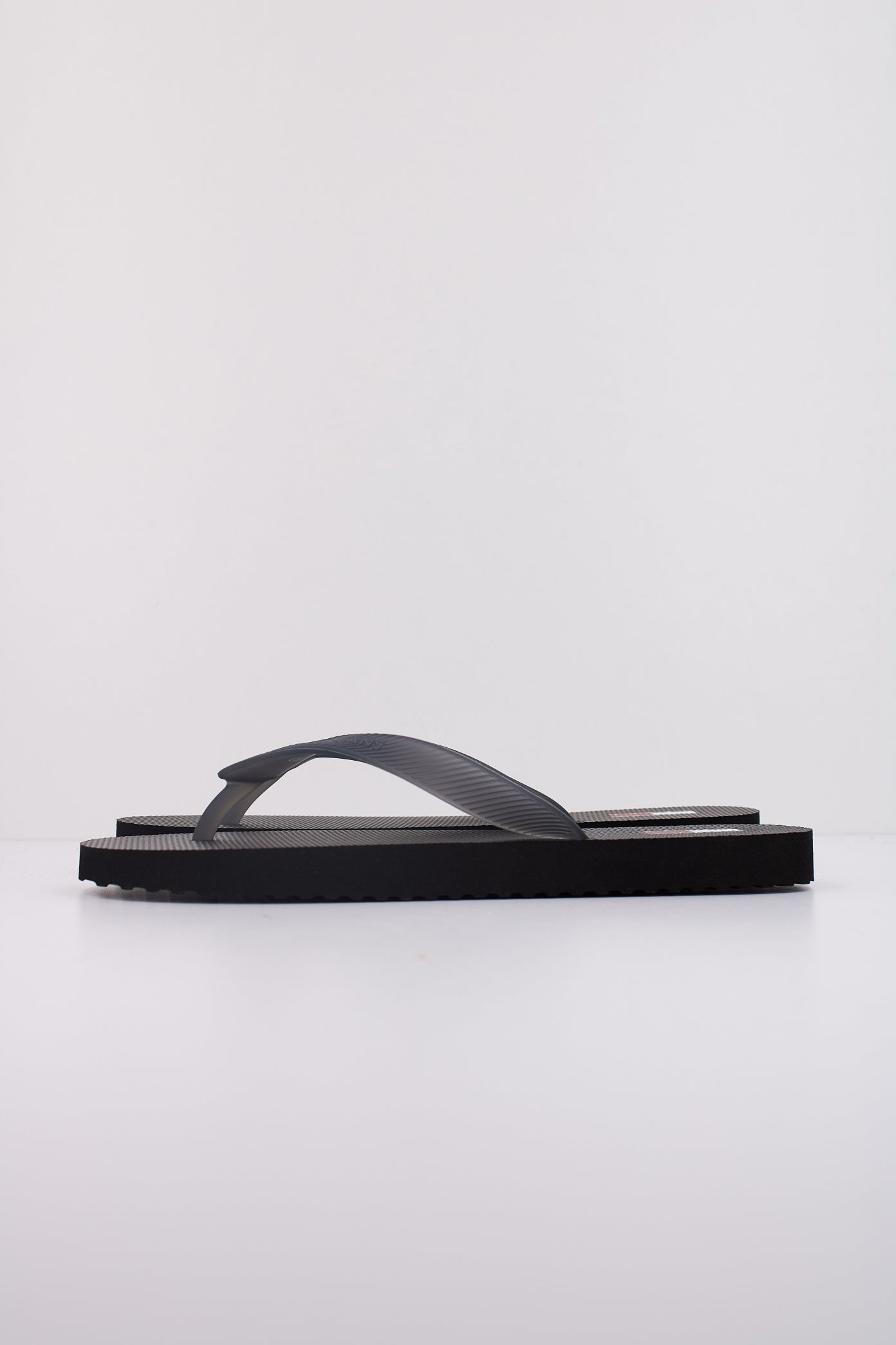 TOMMY JEANS LOGO FLIP FLOP en color PT (1)