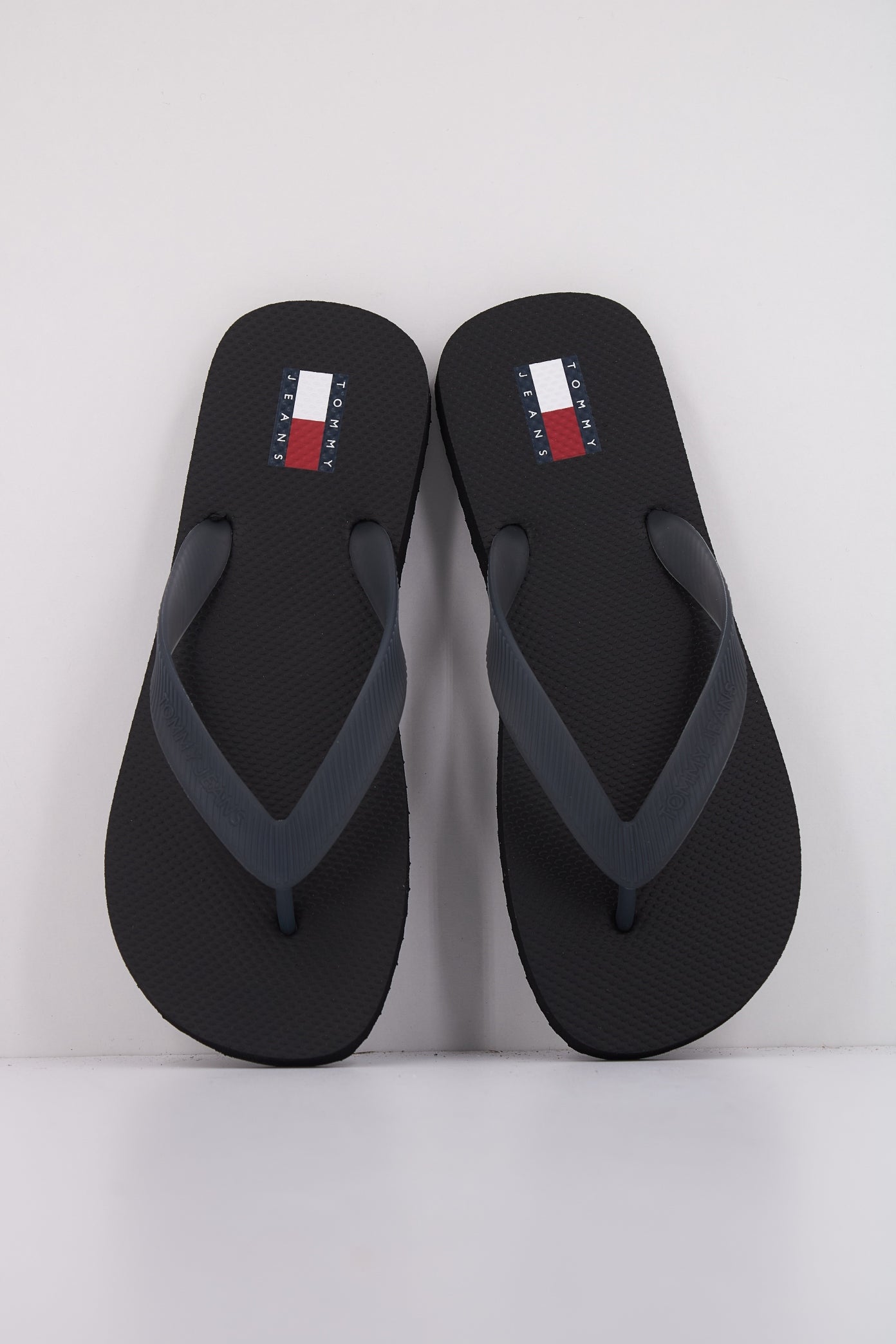 TOMMY JEANS LOGO FLIP FLOP en color PT (3)