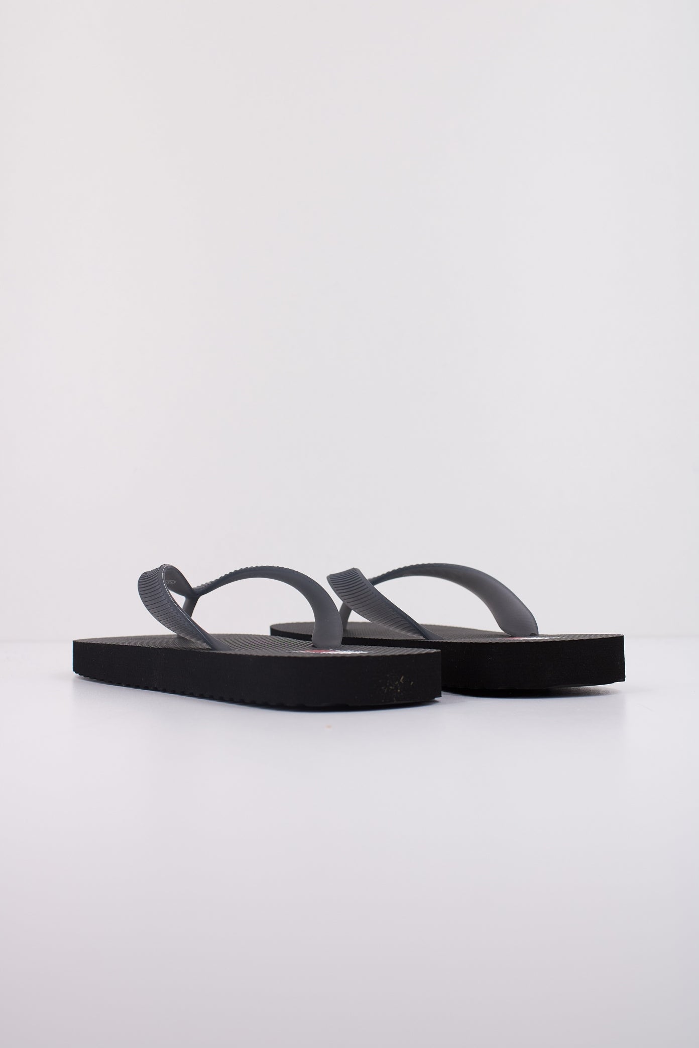 TOMMY JEANS LOGO FLIP FLOP en color PT (4)