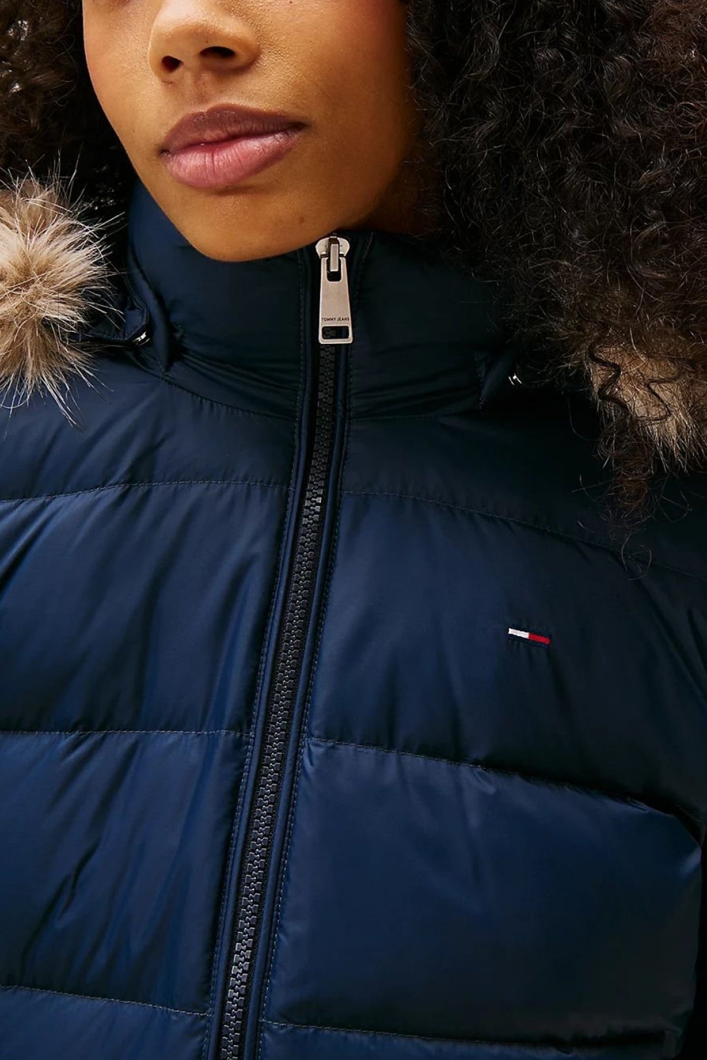 TOMMY JEANS BASIC HOODED DOWN JA en color CG (4)