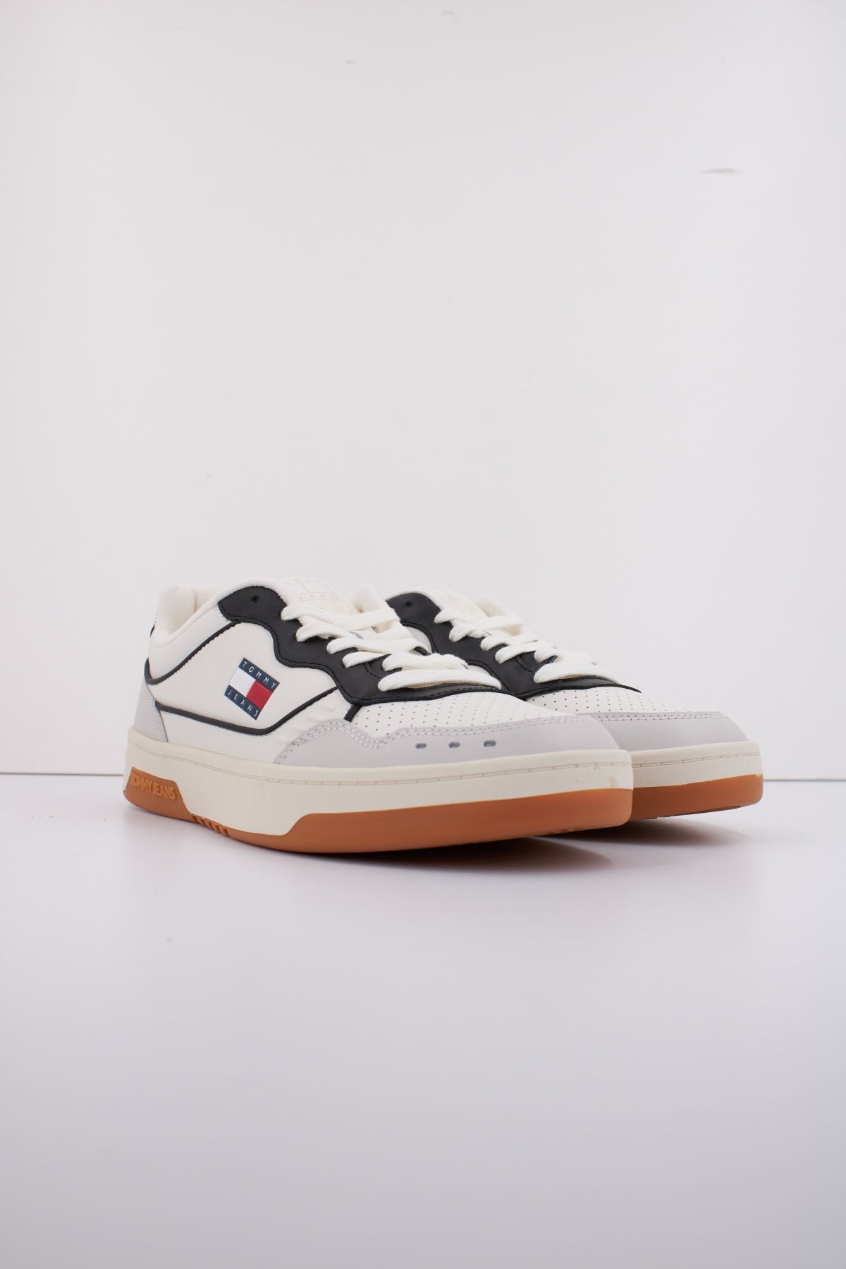 TOMMY JEANS TJM CUPSOLE ELEVATED en color YBI (2)
