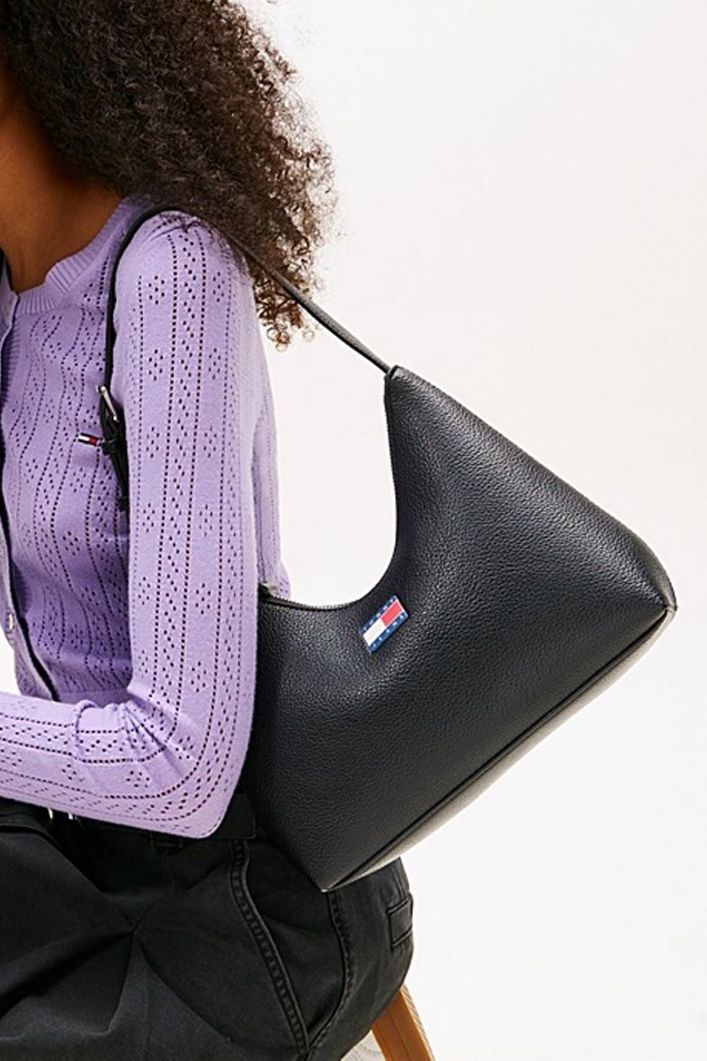 TOMMY JEANS TJW MUST SHOULDER BA en color BDS  (4)