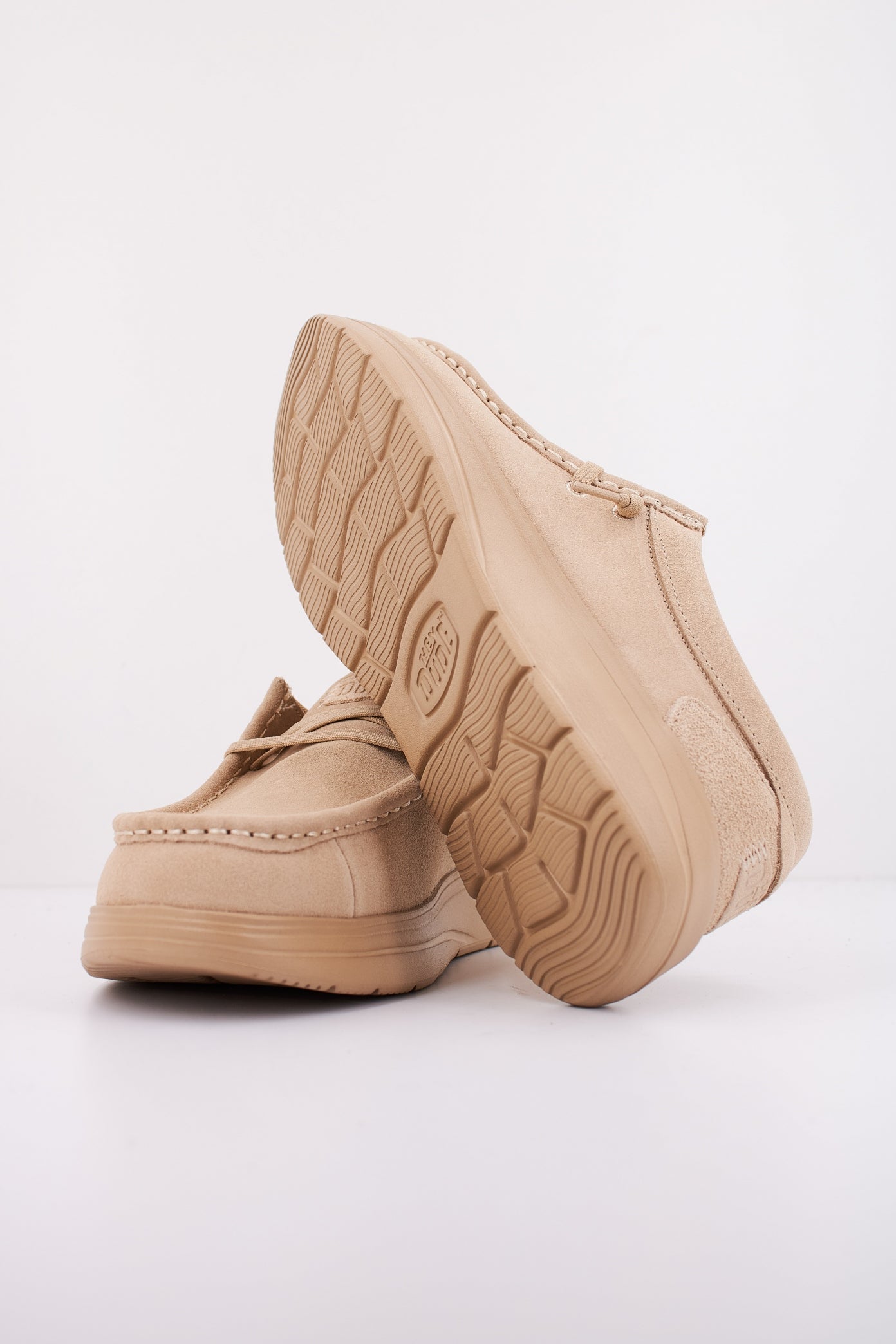 HEY DUDE WALLY X SUEDE en color TAN (5)