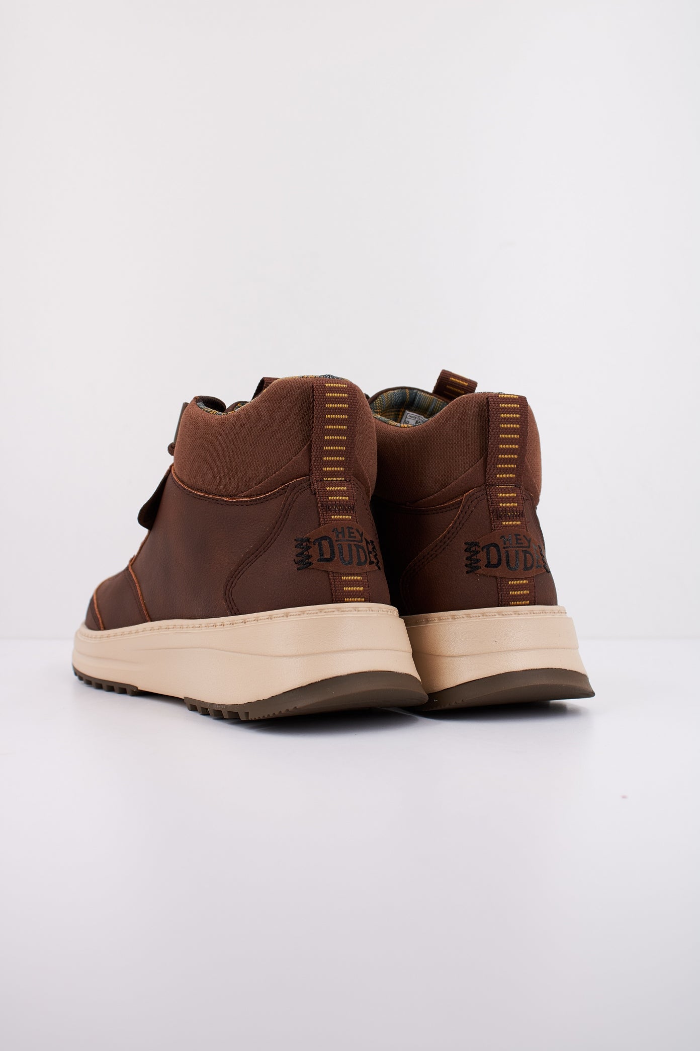 HEY DUDE TAHOE CLASSIC en color BROWN (4)