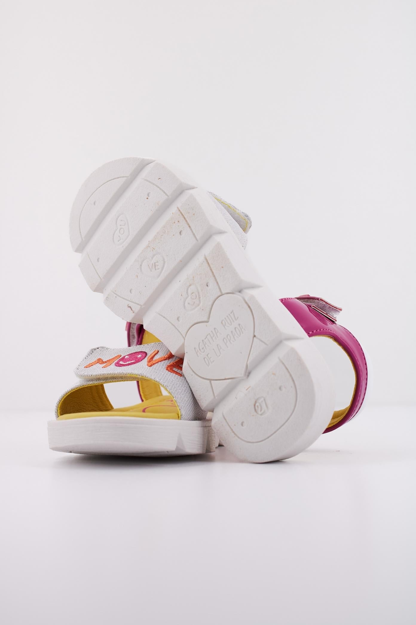 AGATHA RUIZ DE LA PRADA A en color BLNCFCSIA (5)