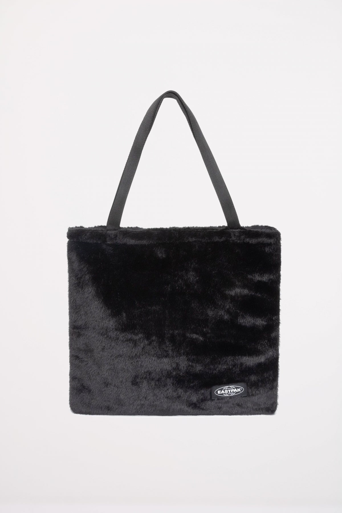 EASTPAK CHARLIE FUZZY en color BLACK (1)