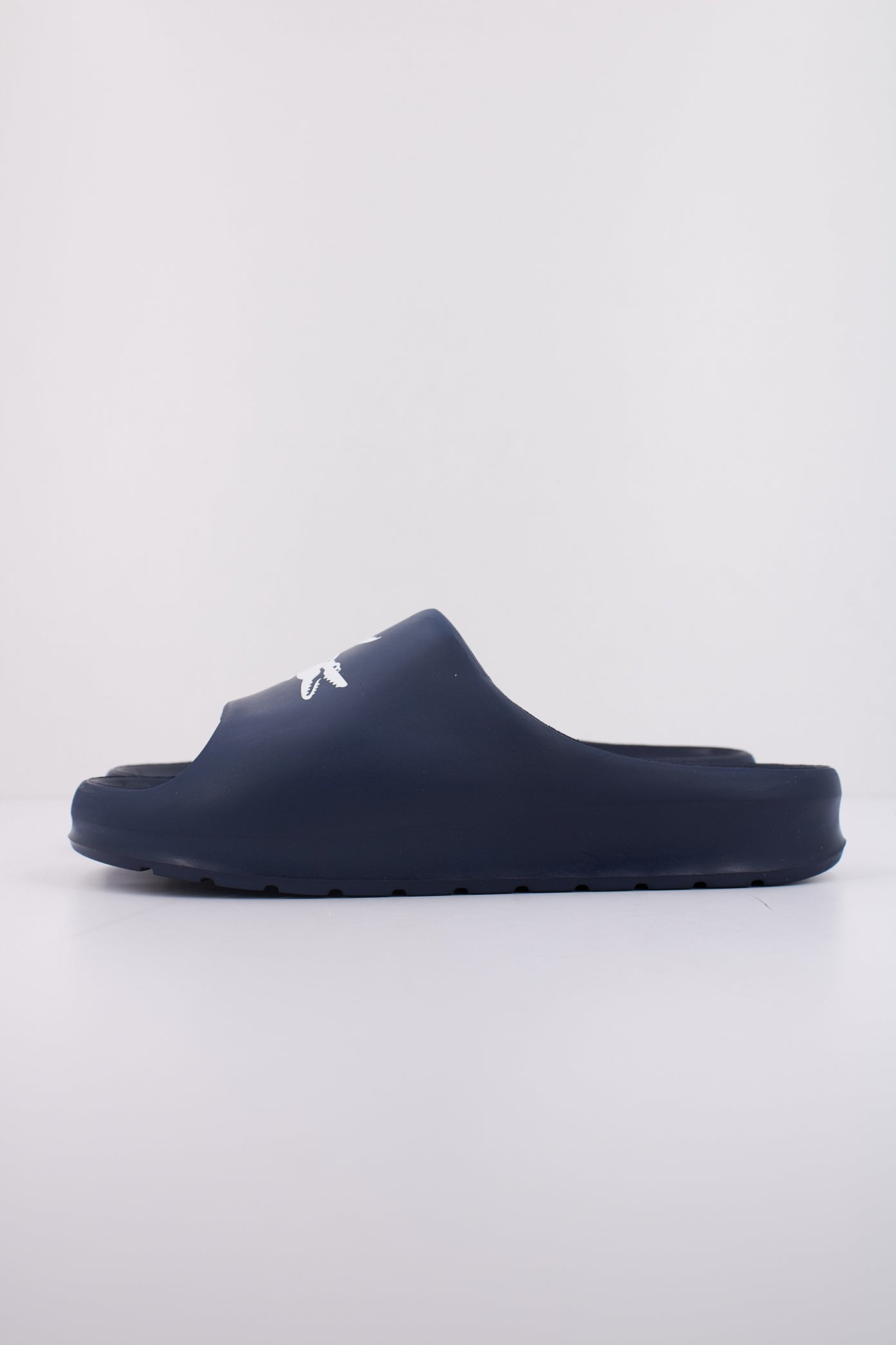 LACOSTE MEN'S SERVE SLIDE . en color NVYWHT (1)