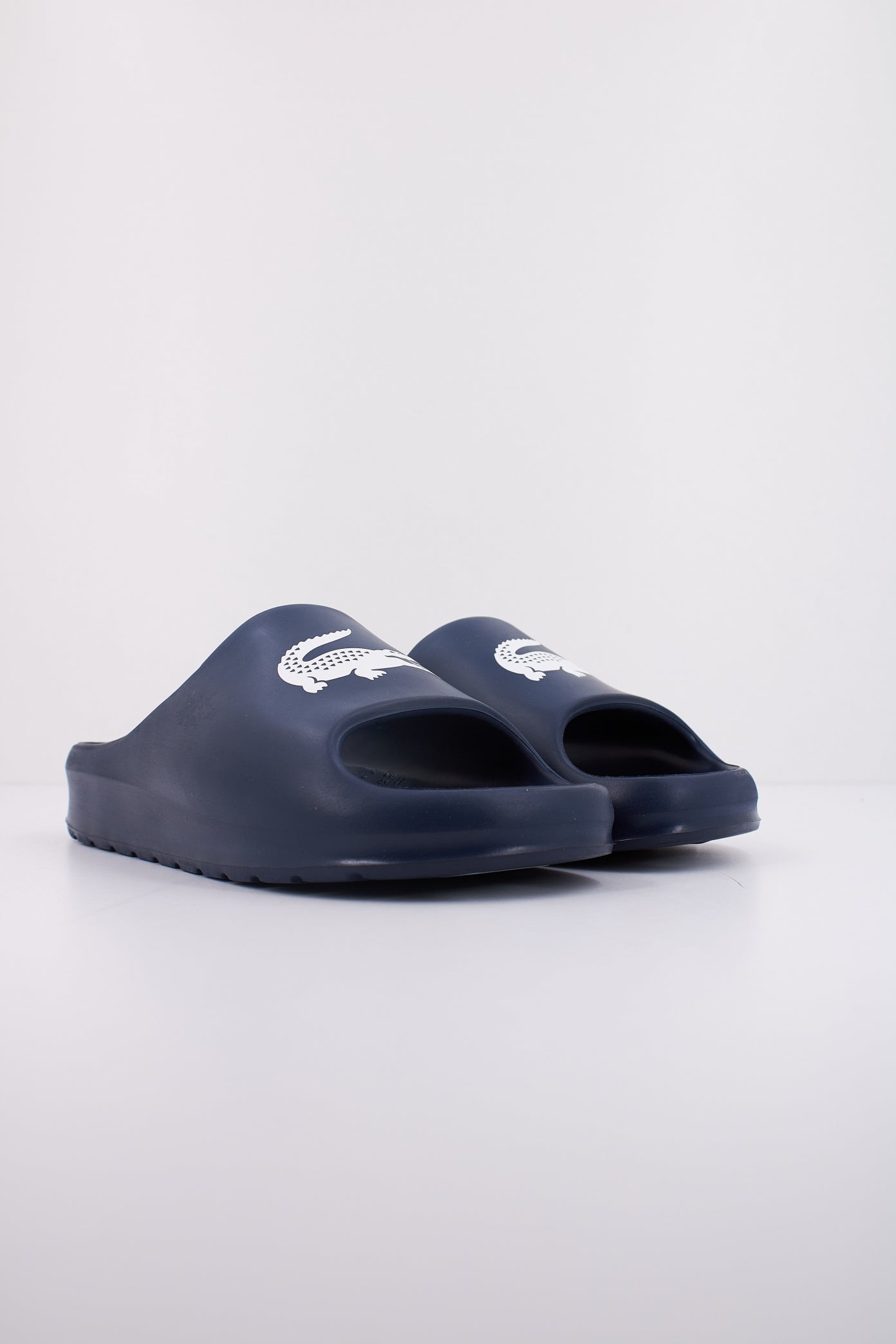LACOSTE MEN'S SERVE SLIDE . en color NVYWHT (2)