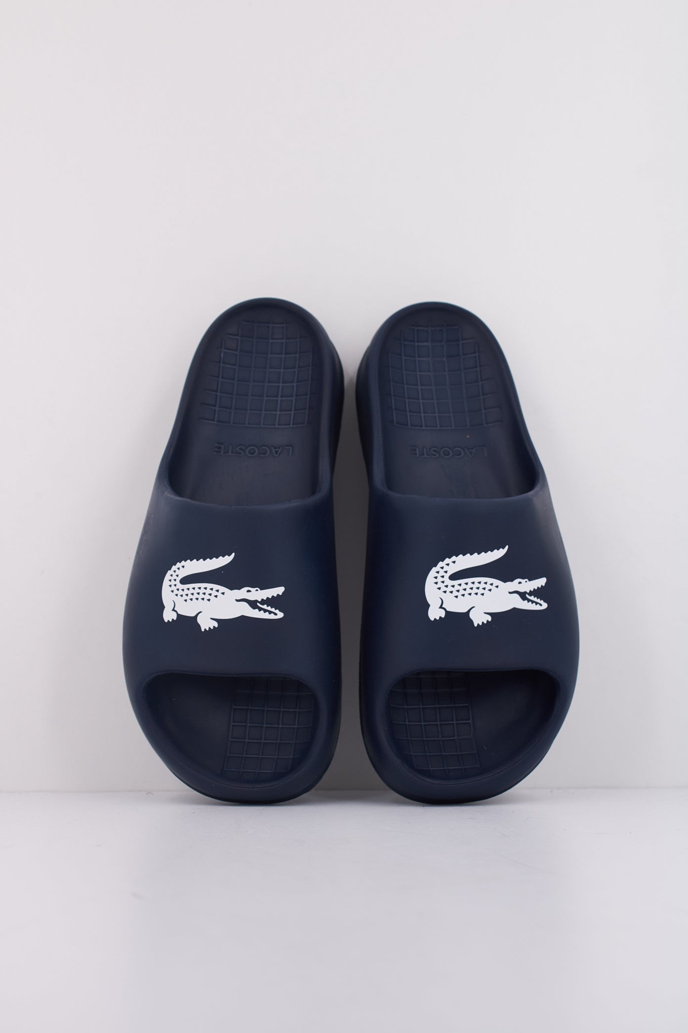 LACOSTE MEN'S SERVE SLIDE . en color NVYWHT (3)