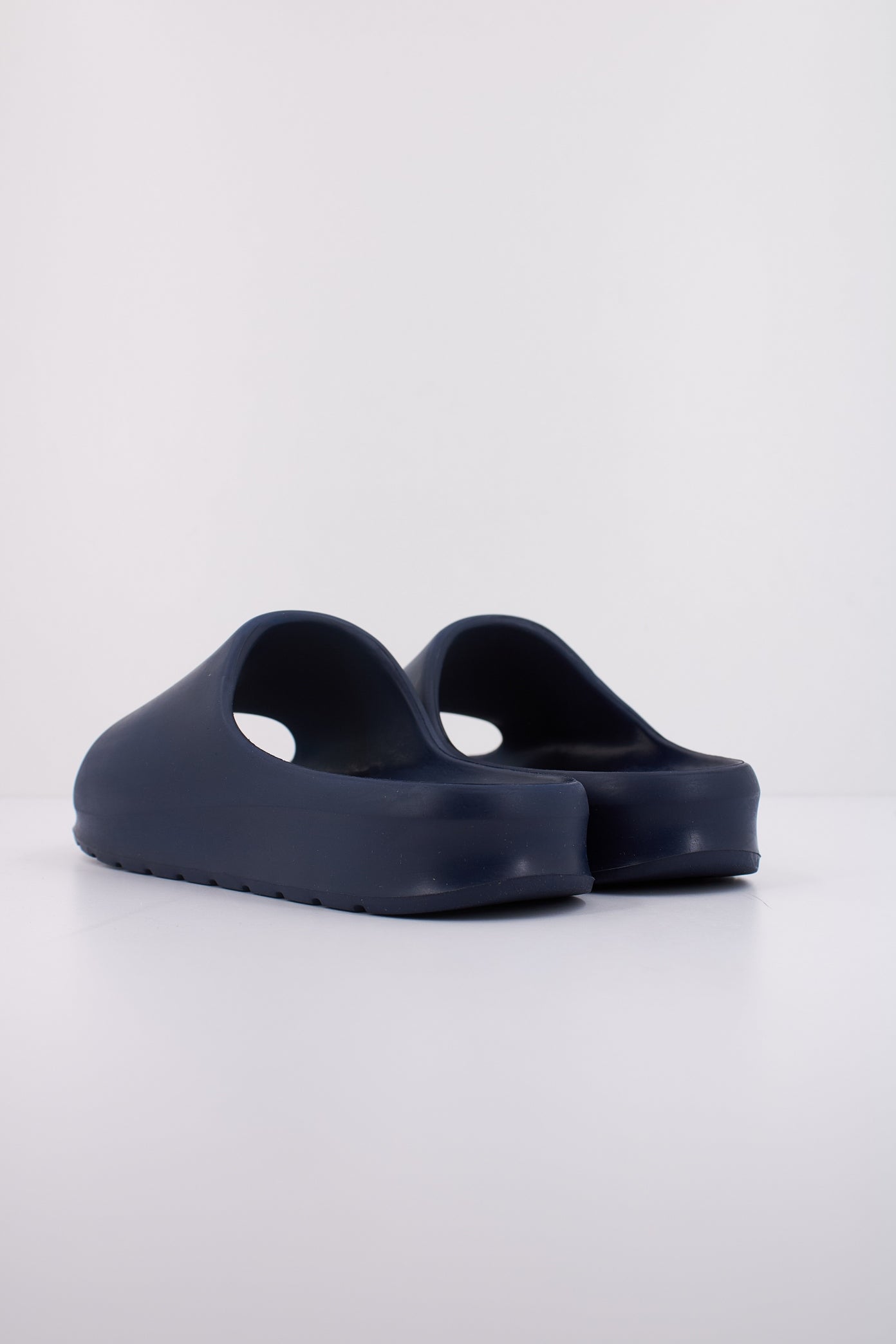 LACOSTE MEN'S SERVE SLIDE . en color NVYWHT (4)
