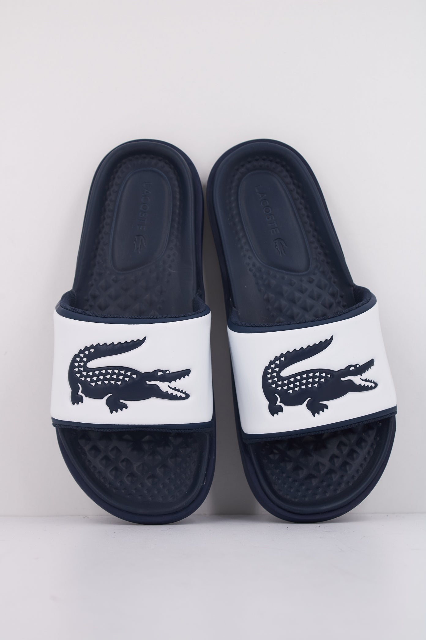 LACOSTE MEN'S SERVE SLIDE DU en color NVYWHT (3)