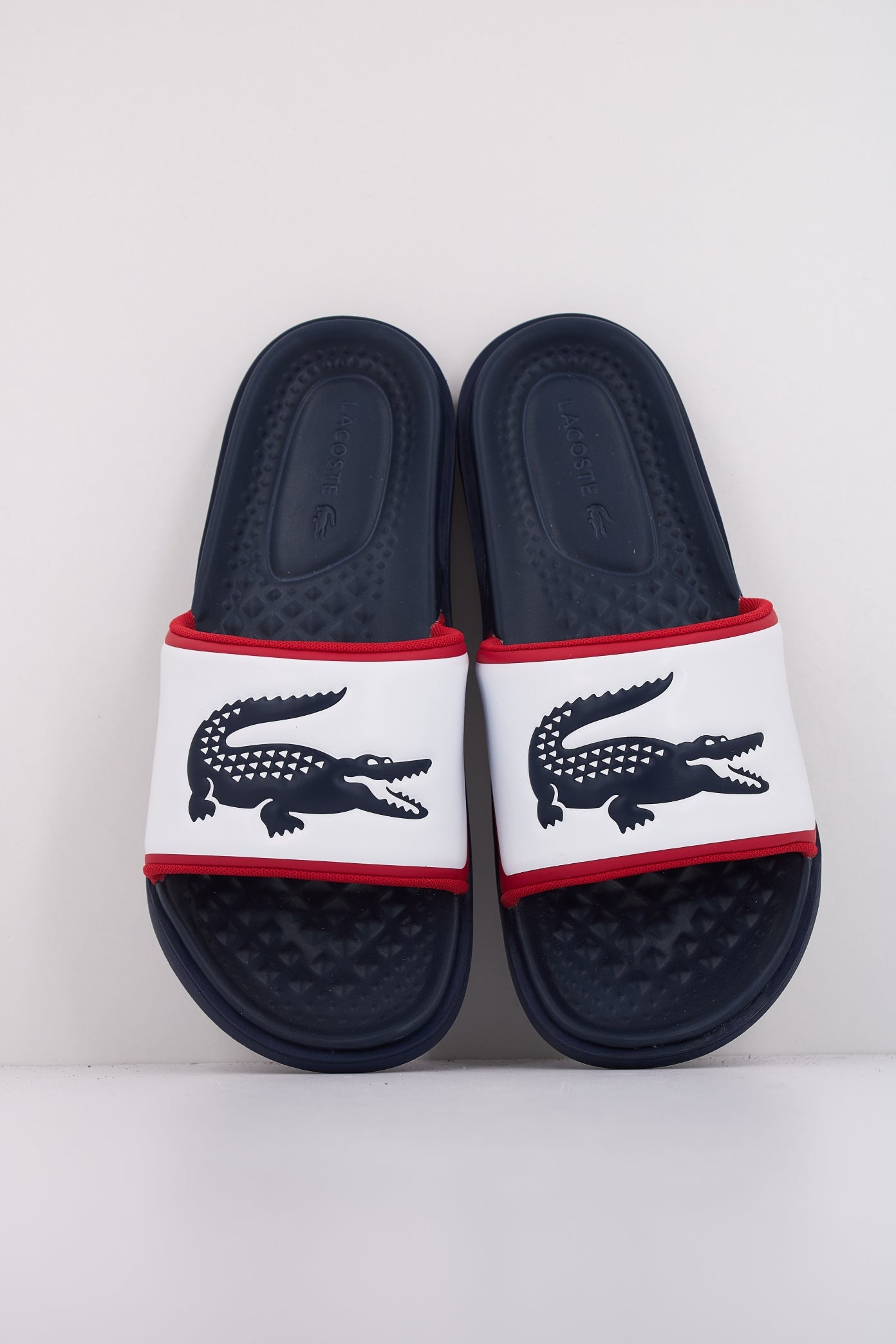LACOSTE SERVE SLIDE DUAL en color WHTNVYRED (3)