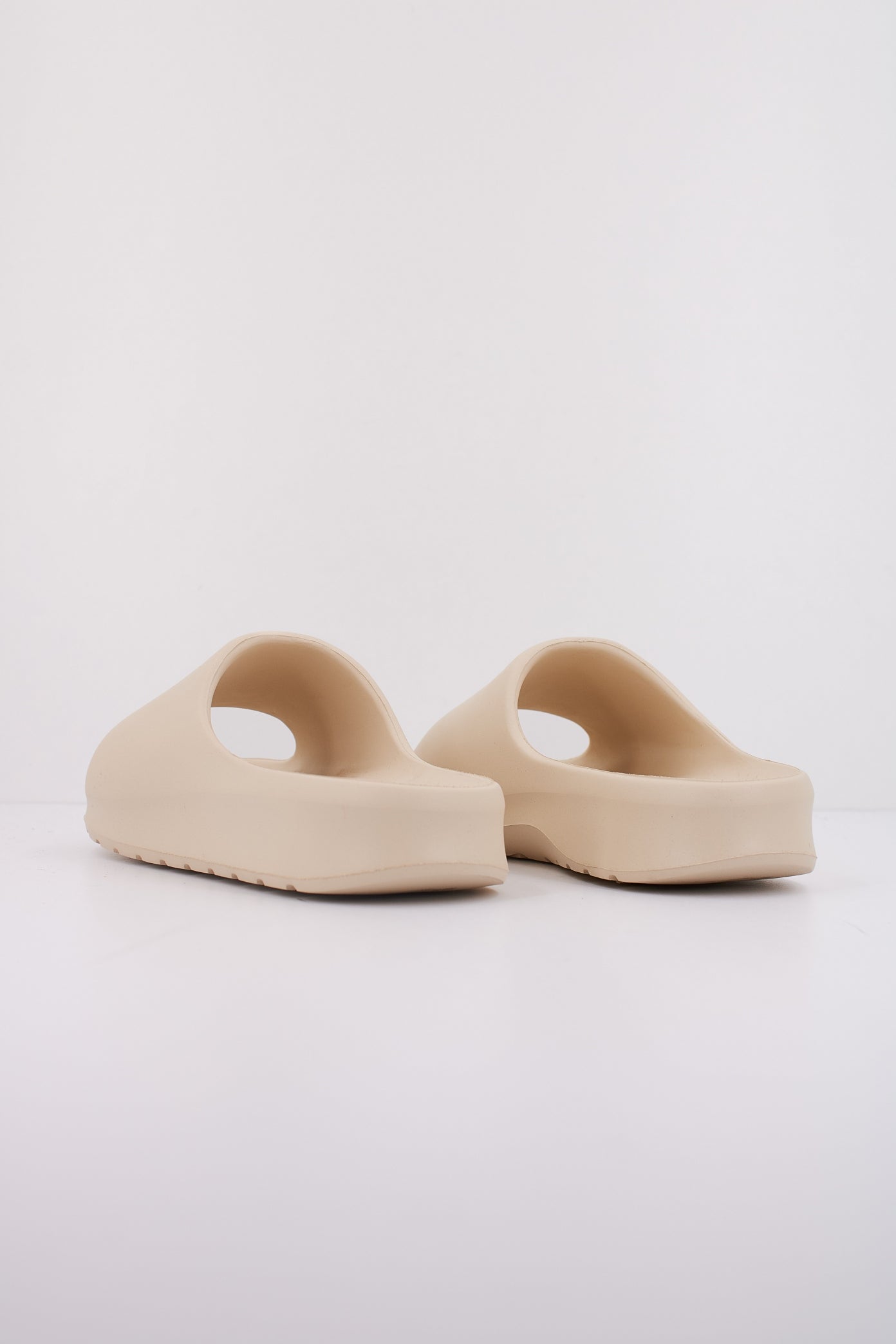 LACOSTE SERVE SLIDE . en color WHTTAN (4)