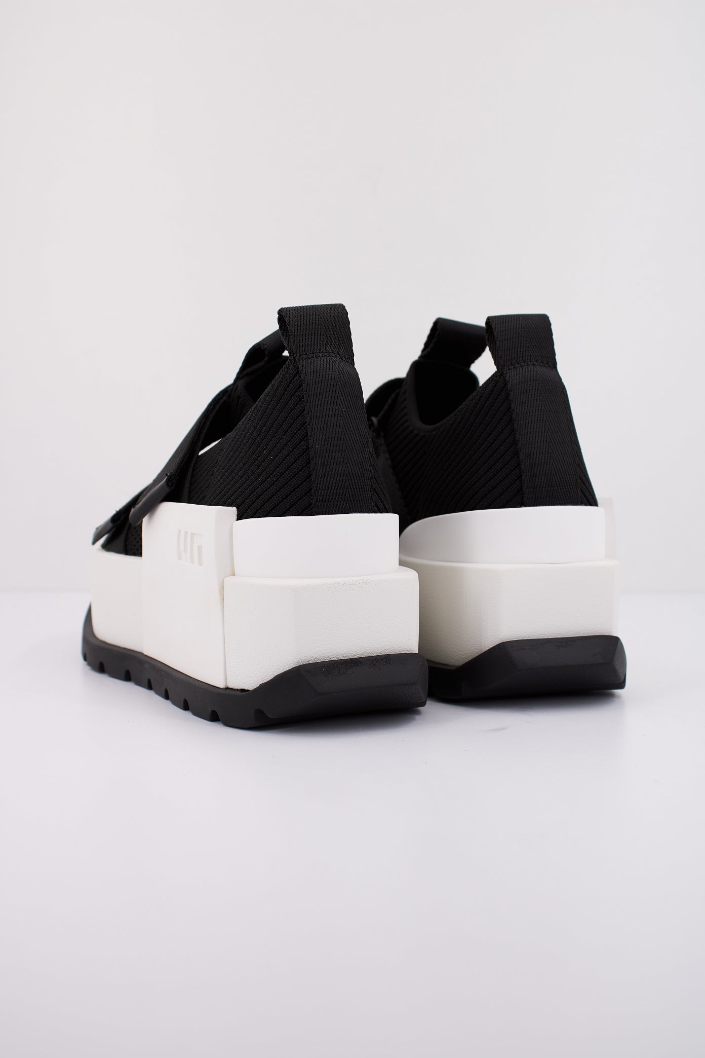 UNITED NUDE UN ROKO RUN II en color MONO (4)