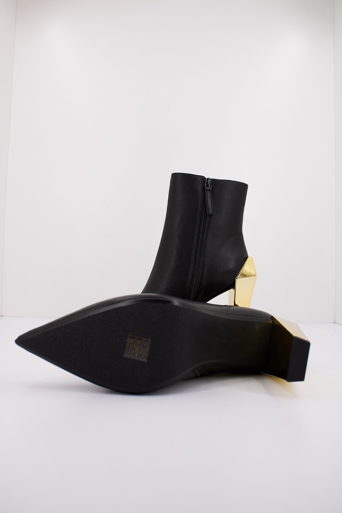 UNITED NUDE GEM BOOTIE HI en color BLCKGLD (5)
