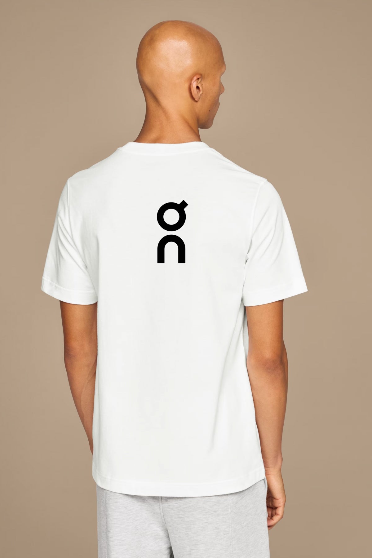 ON RUNNING CLUB T en color WHITE (2)
