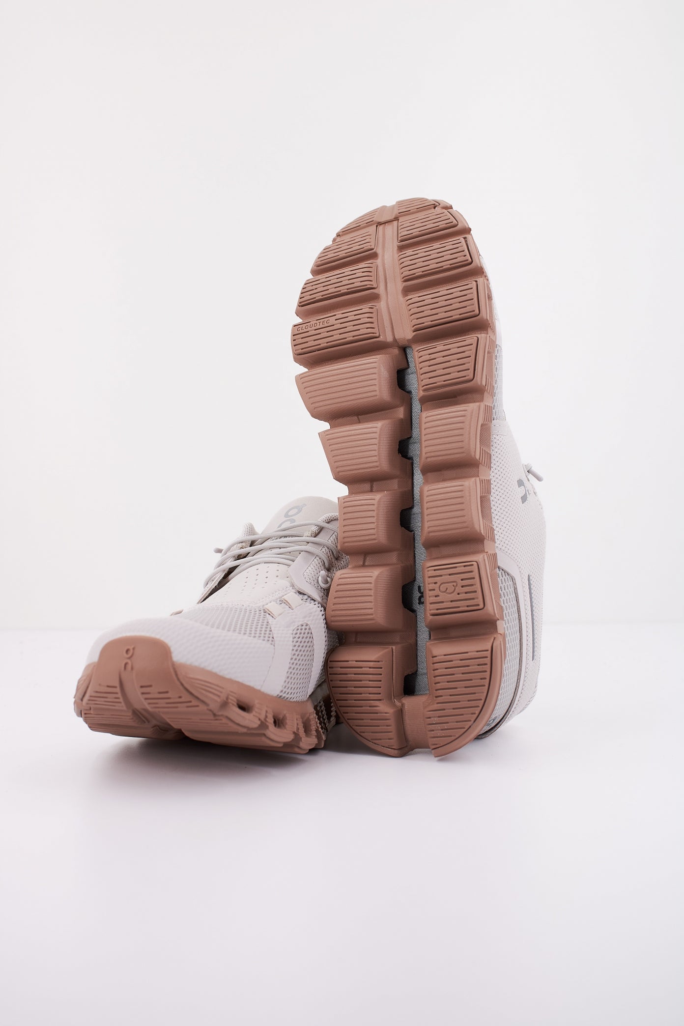 ON RUNNING CLOUD en color SAND (5)