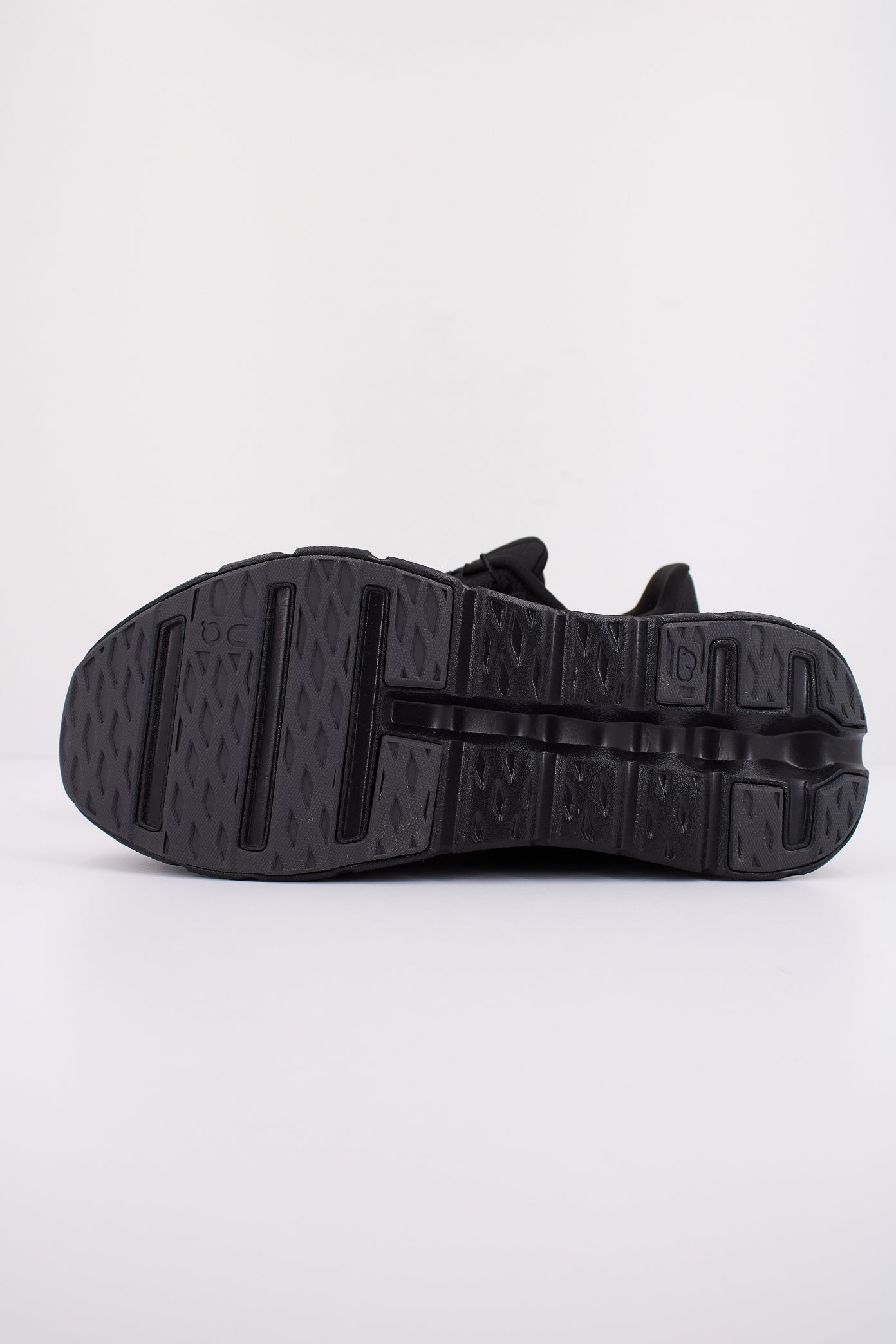 ON RUNNING CLODTILT en color BLACK (5)
