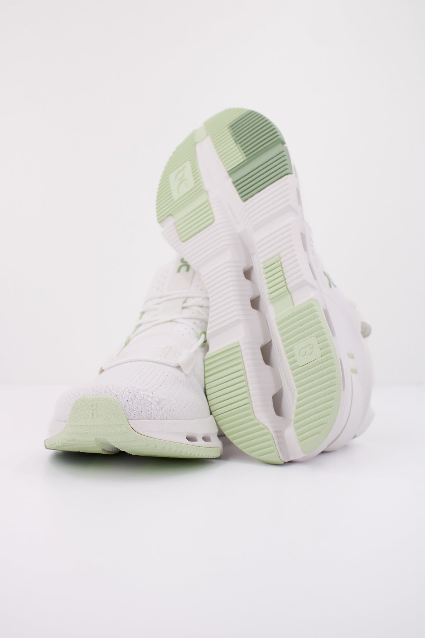 ON RUNNING CLOUDNOVA en color SAGE (5)