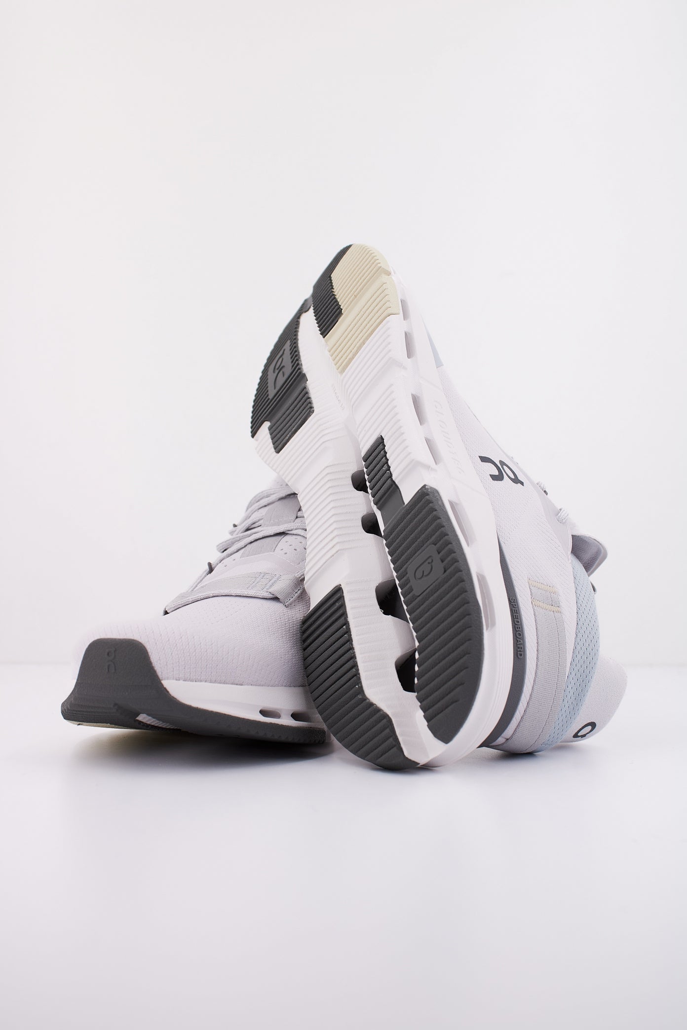 ON RUNNING CLOUDNOVA en color FROST (5)