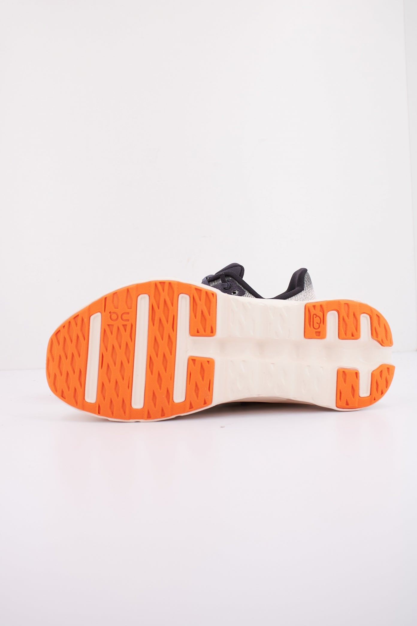 ON RUNNING CLOUDTILT en color IRON (5)