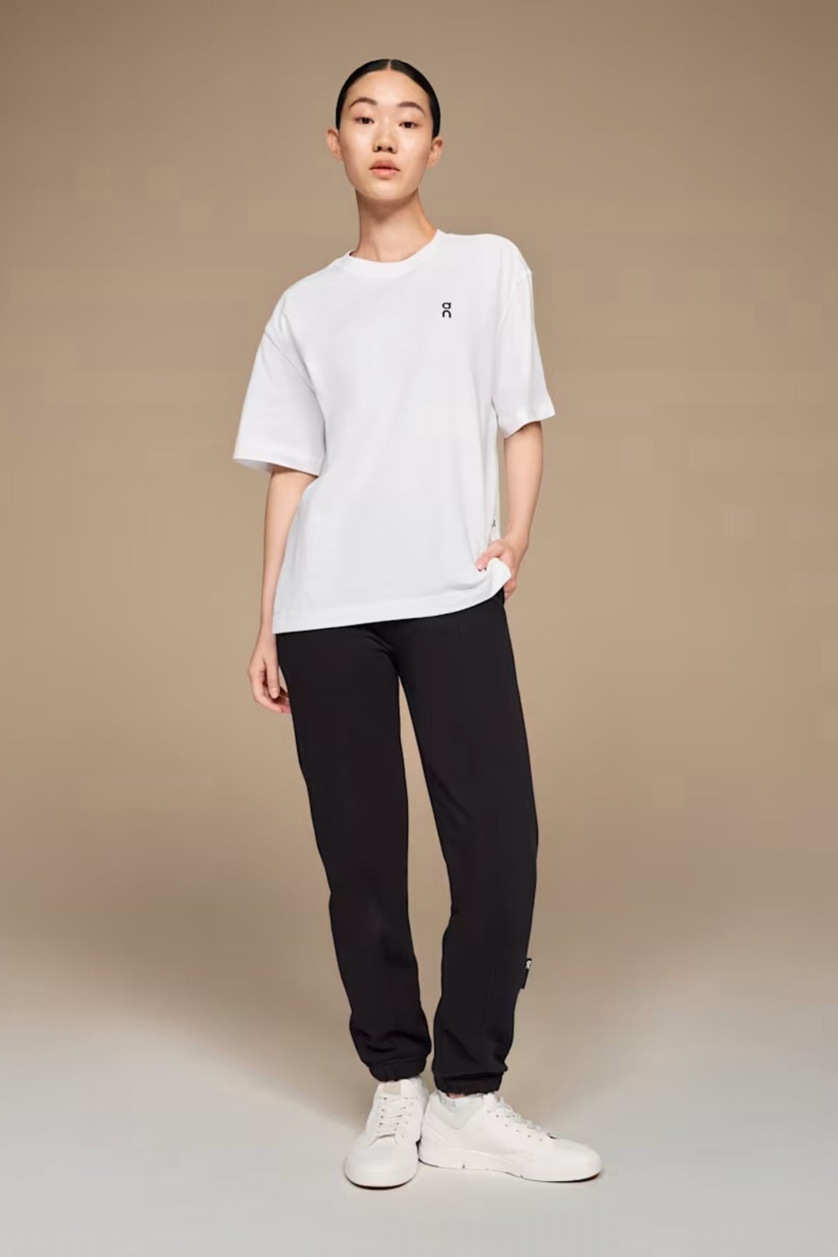 ON RUNNING CLUB BOXY T GR en color WHITE (3)