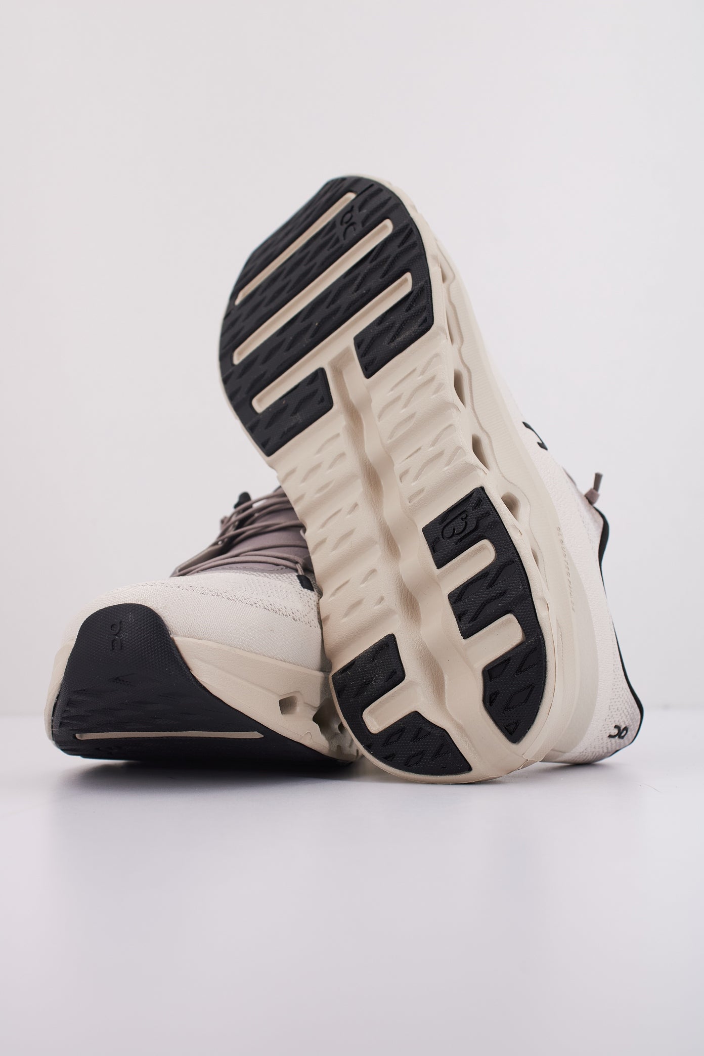 ON RUNNING CLOUDTILT en color CINDER (5)