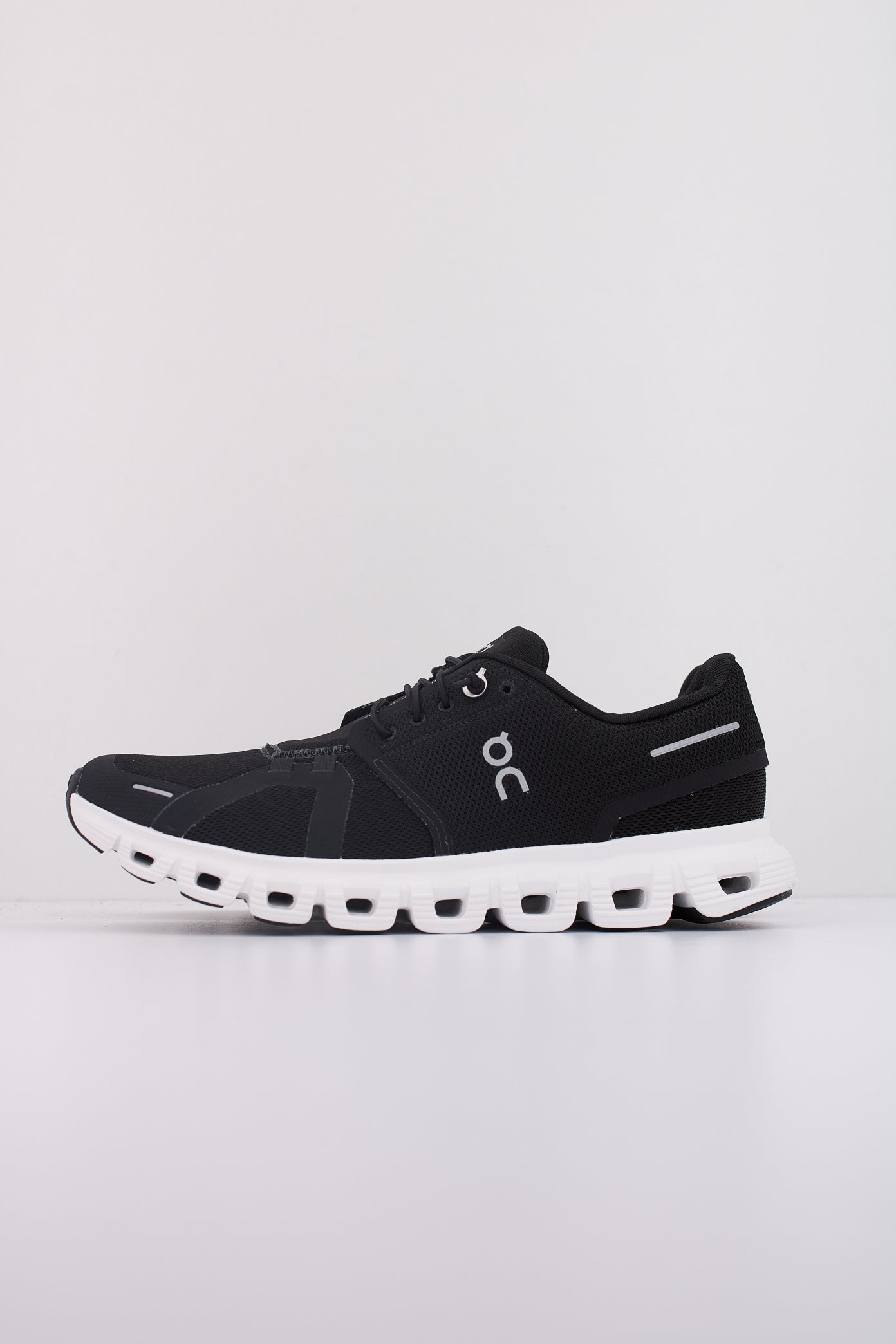 ON RUNNING CLOUD en color BLACK (1)