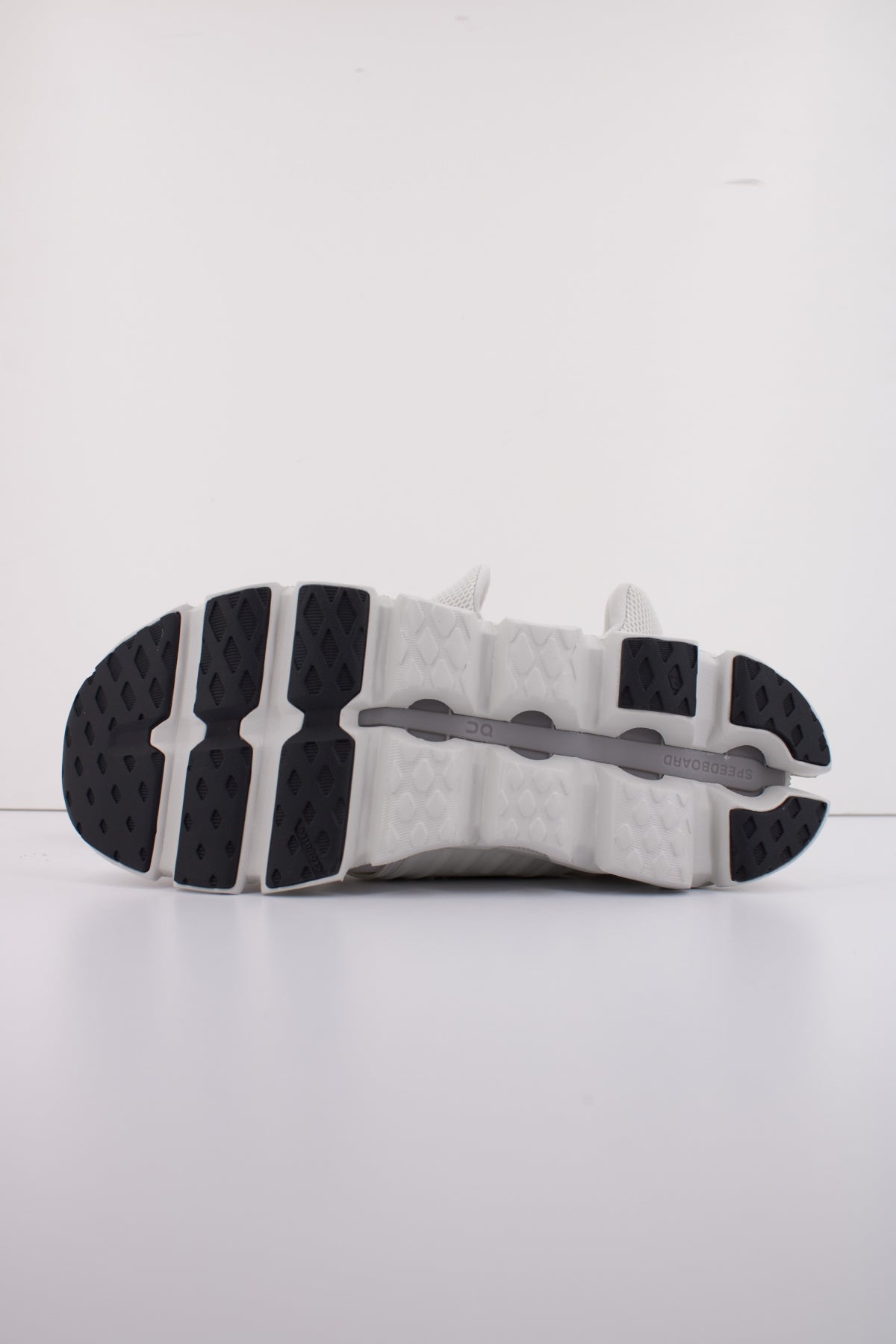 ON RUNNING CLOUDSWIFT AD M en color ICEBLCK (5)