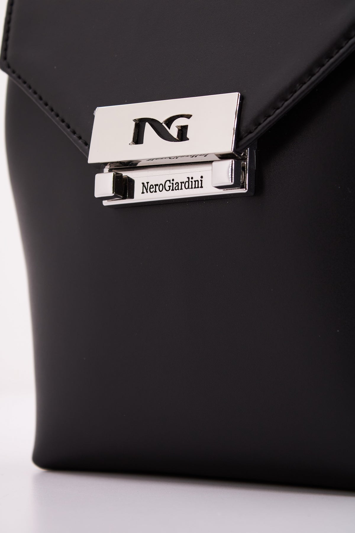 NERO GIARDINI RENO en color (4)