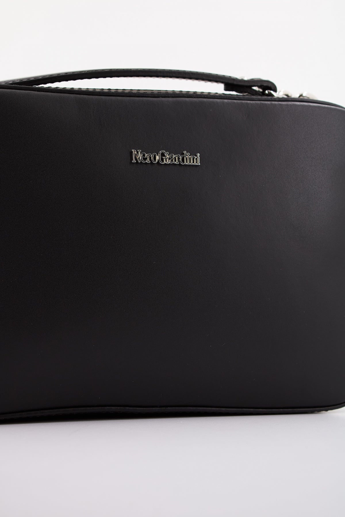 NERO GIARDINI RENO en color (4)