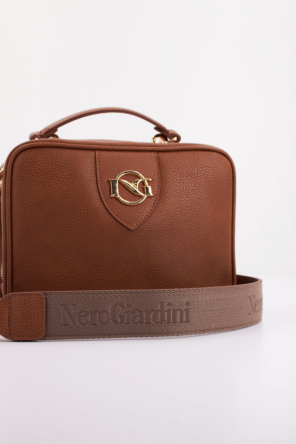 NERO GIARDINI ID en color (4)