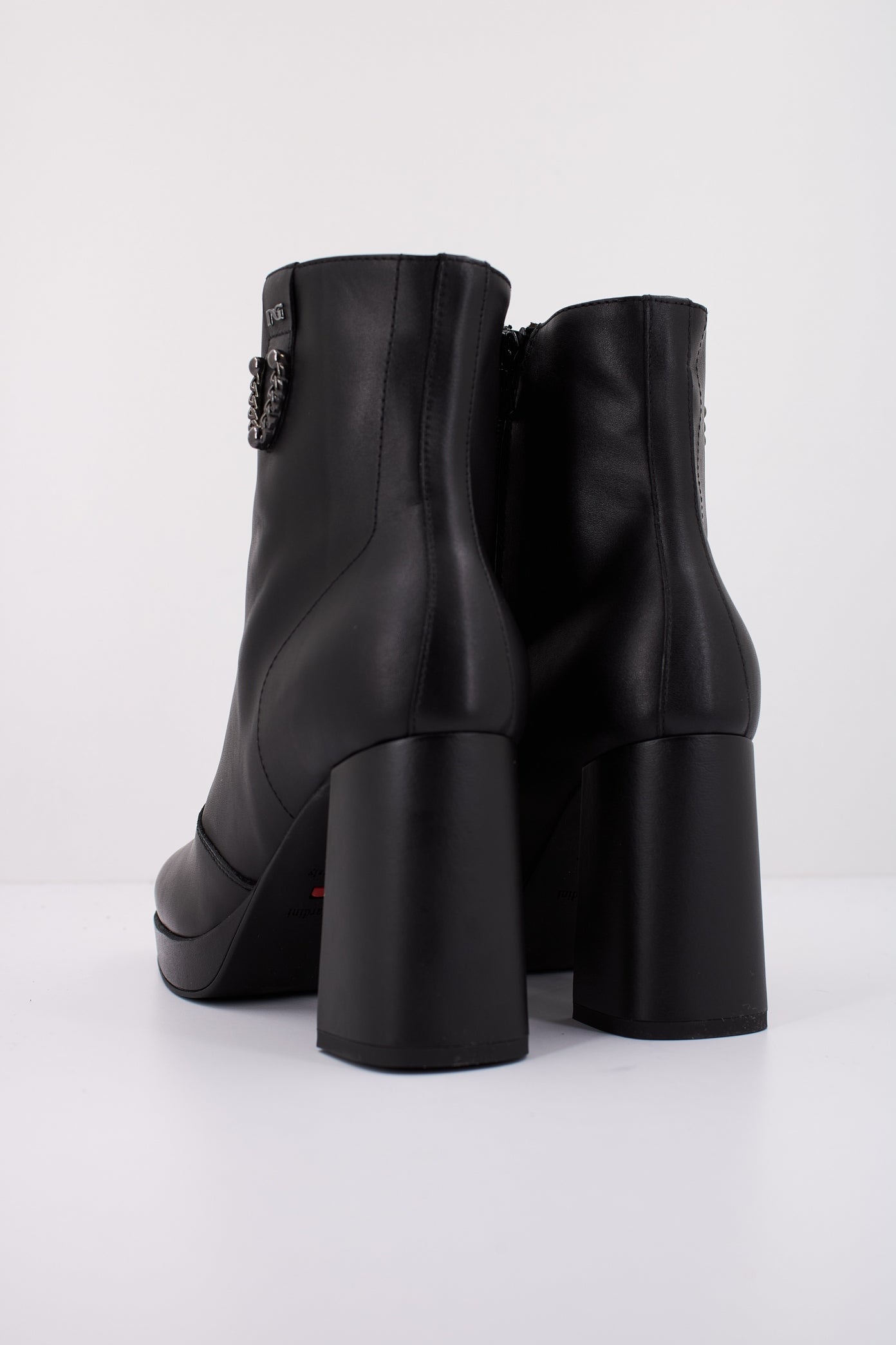 NERO GIARDINI  en color   (4)