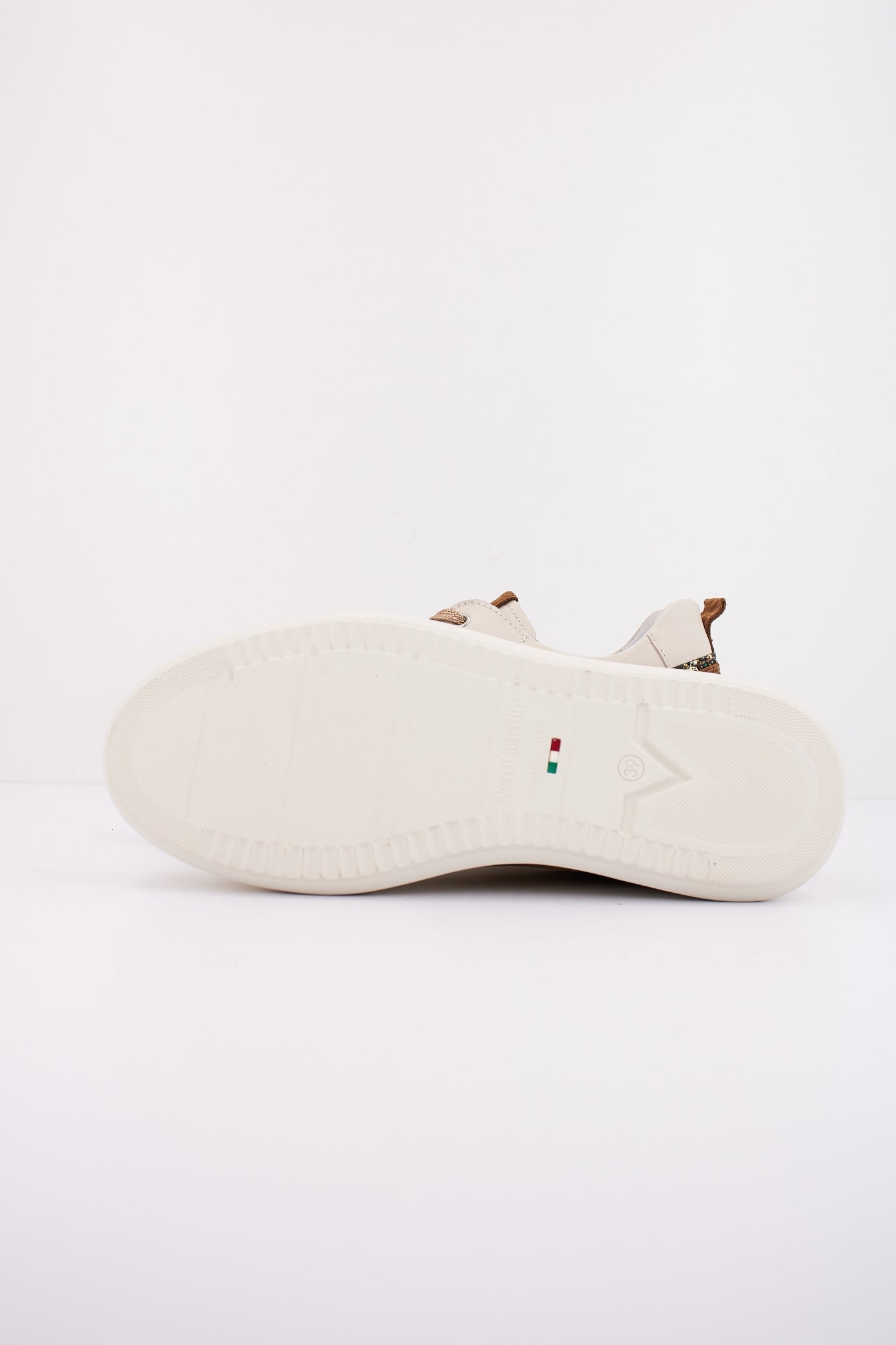 NERO GIARDINI ID en color (5)