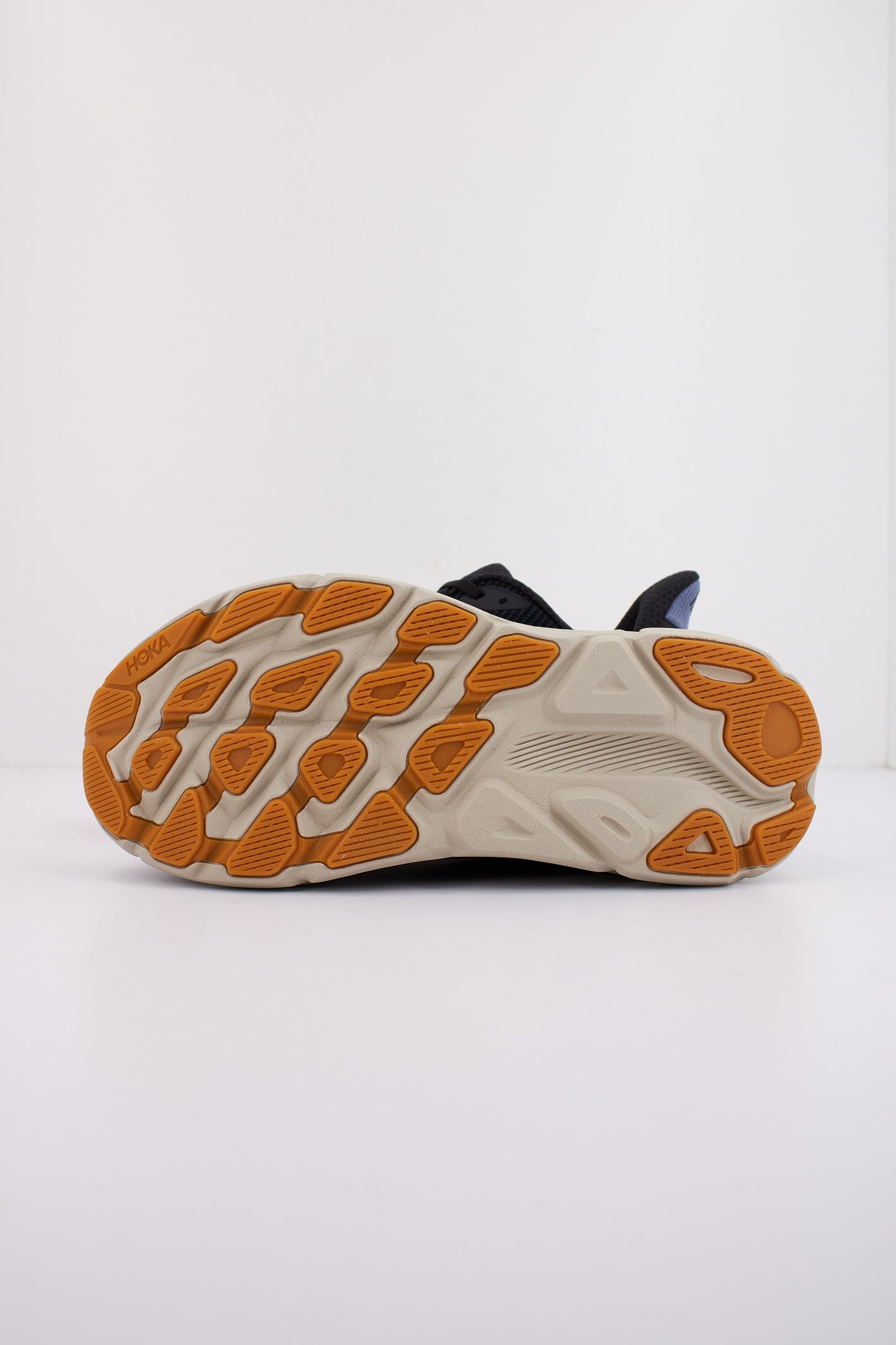 HOKA CLIFTON en color BYN (5)