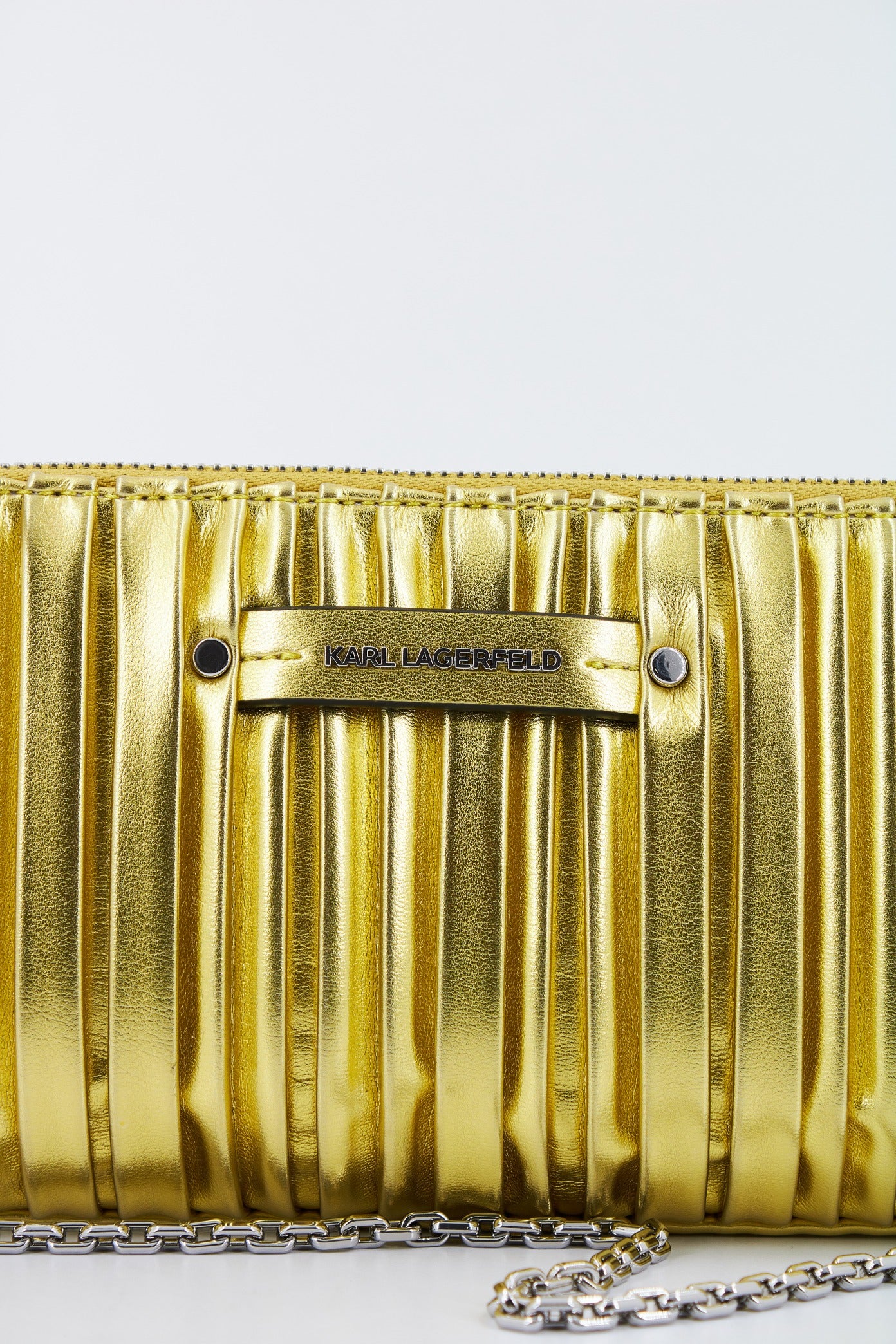 KARL LAGERFELD KUSHION SHOULDER POU en color A GOLD (4)
