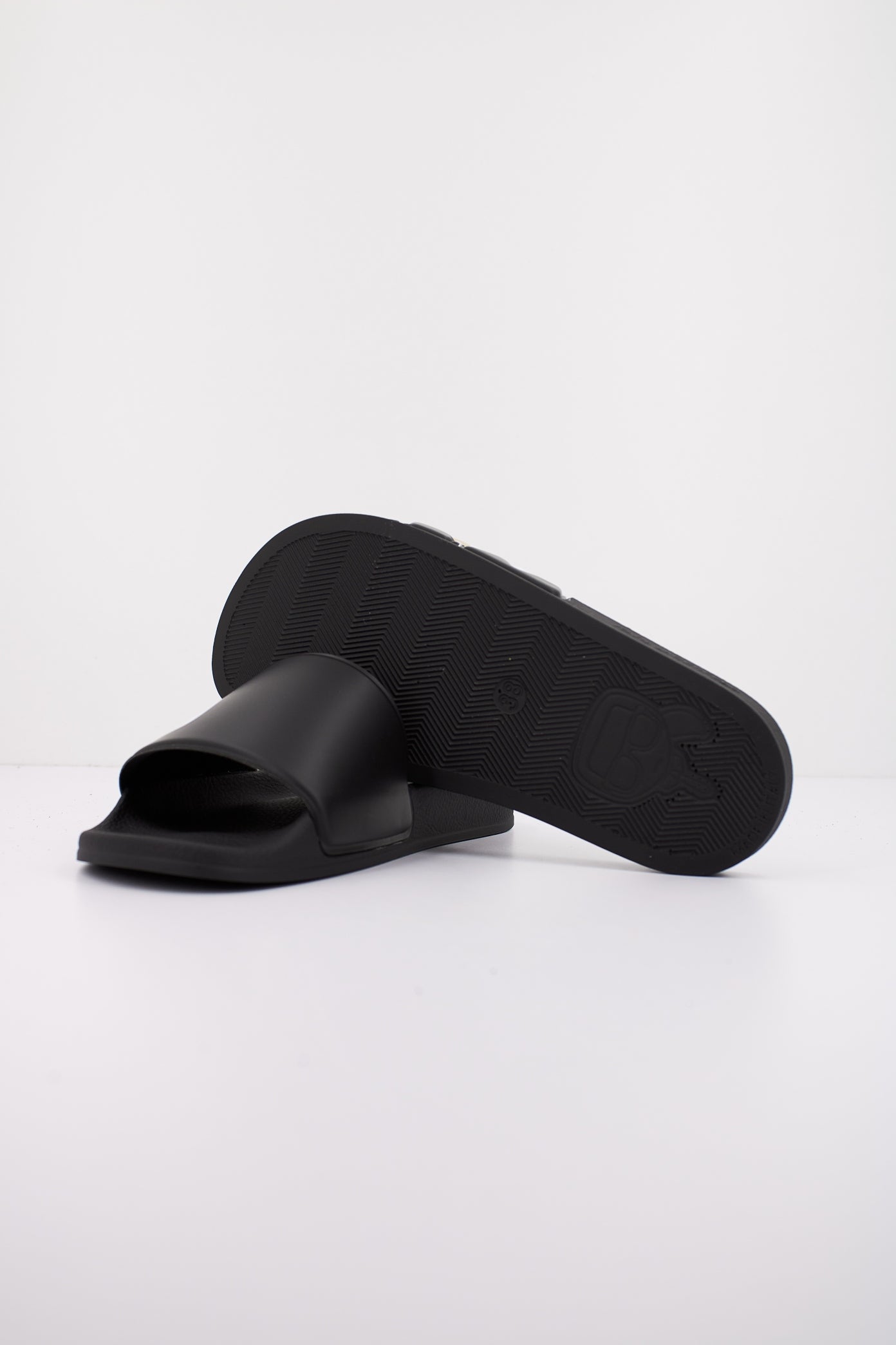 KARL LAGERFELD KONDO en color V BLACK (4)