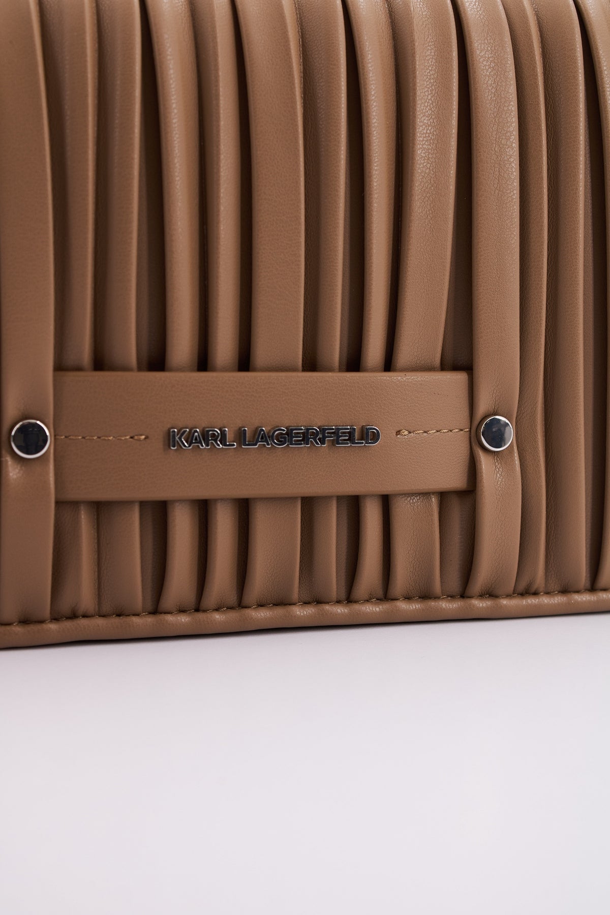 KARL LAGERFELD K/KUSHION SM FLAP CB en color A BROWN (4)