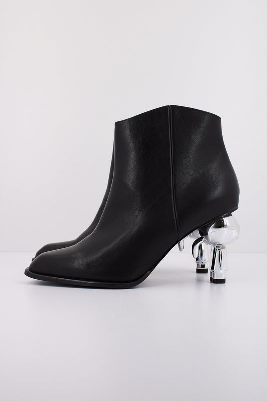 KARL LAGERFELD HEEL SHORT ZIP BOOT en color  BLACK  (1)