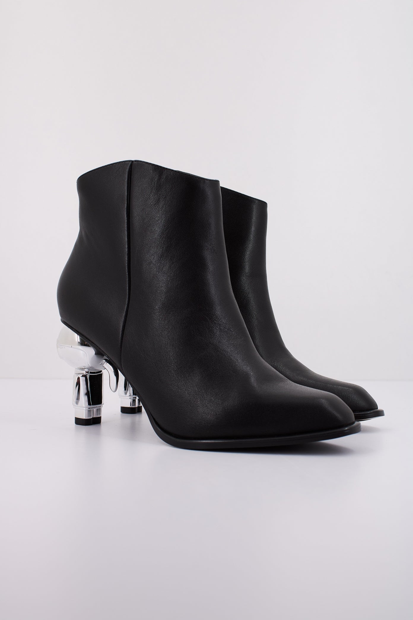 KARL LAGERFELD HEEL SHORT ZIP BOOT en color BLACK (2)