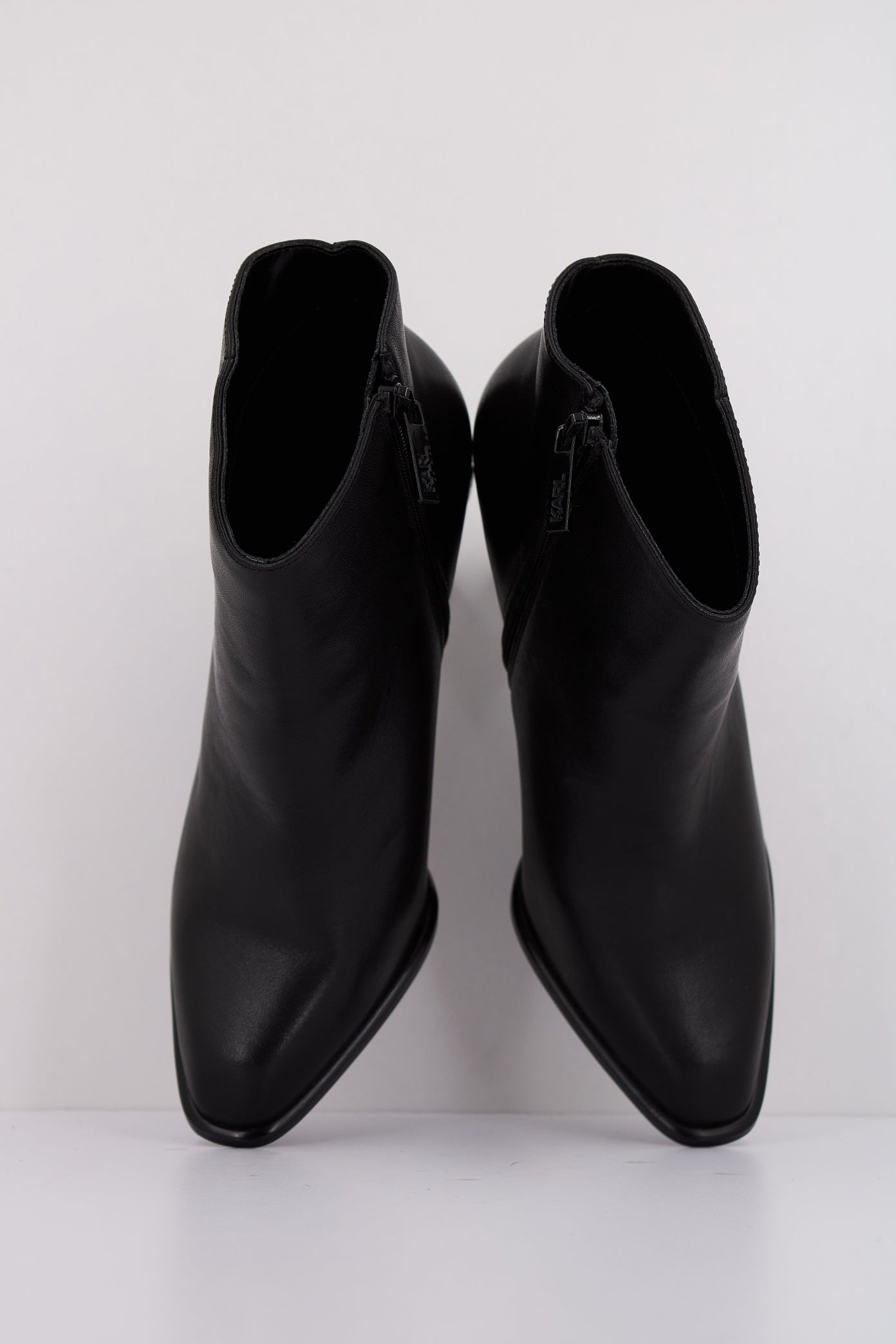 KARL LAGERFELD HEEL SHORT ZIP BOOT en color BLACK (3)