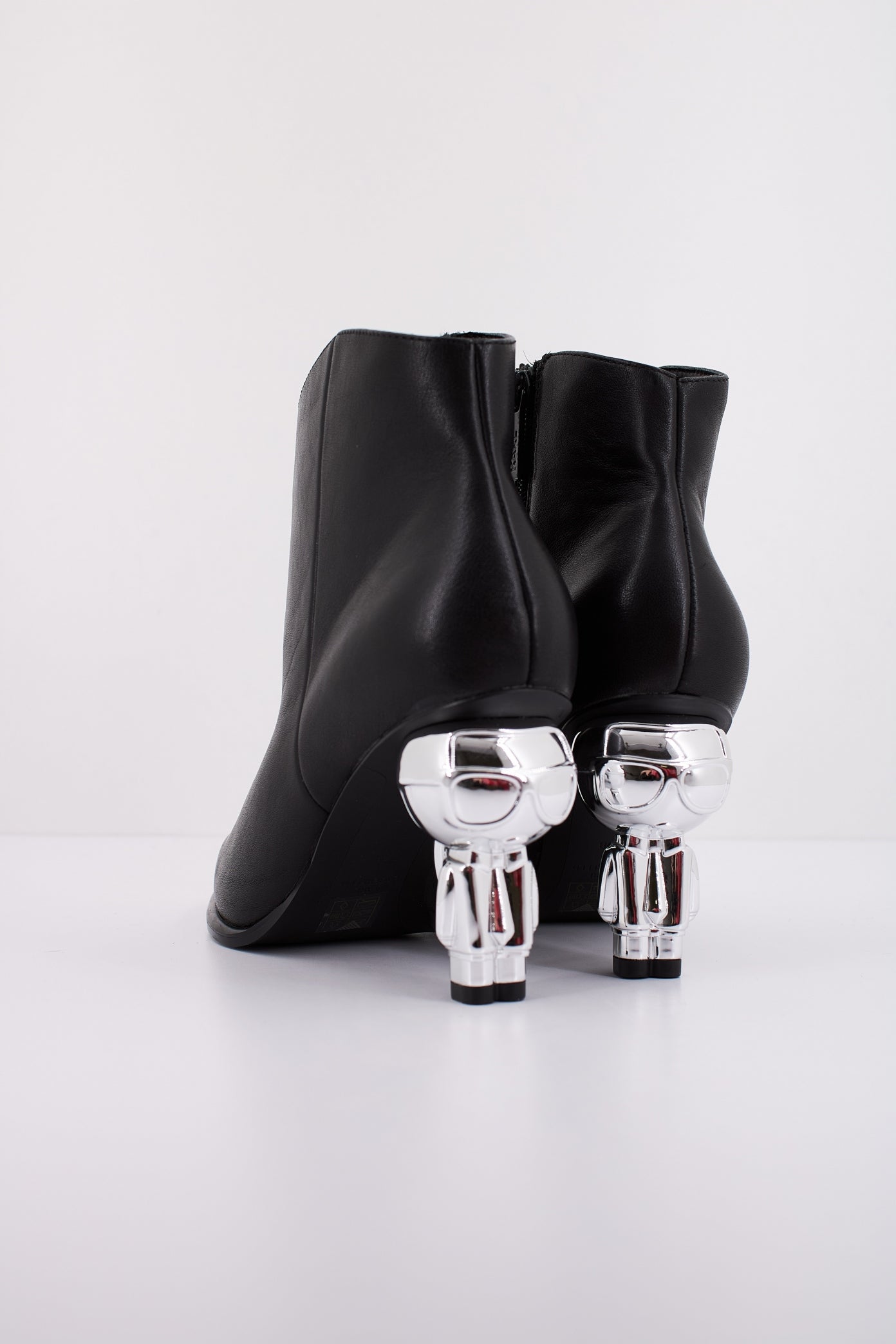 KARL LAGERFELD HEEL SHORT ZIP BOOT en color BLACK (4)