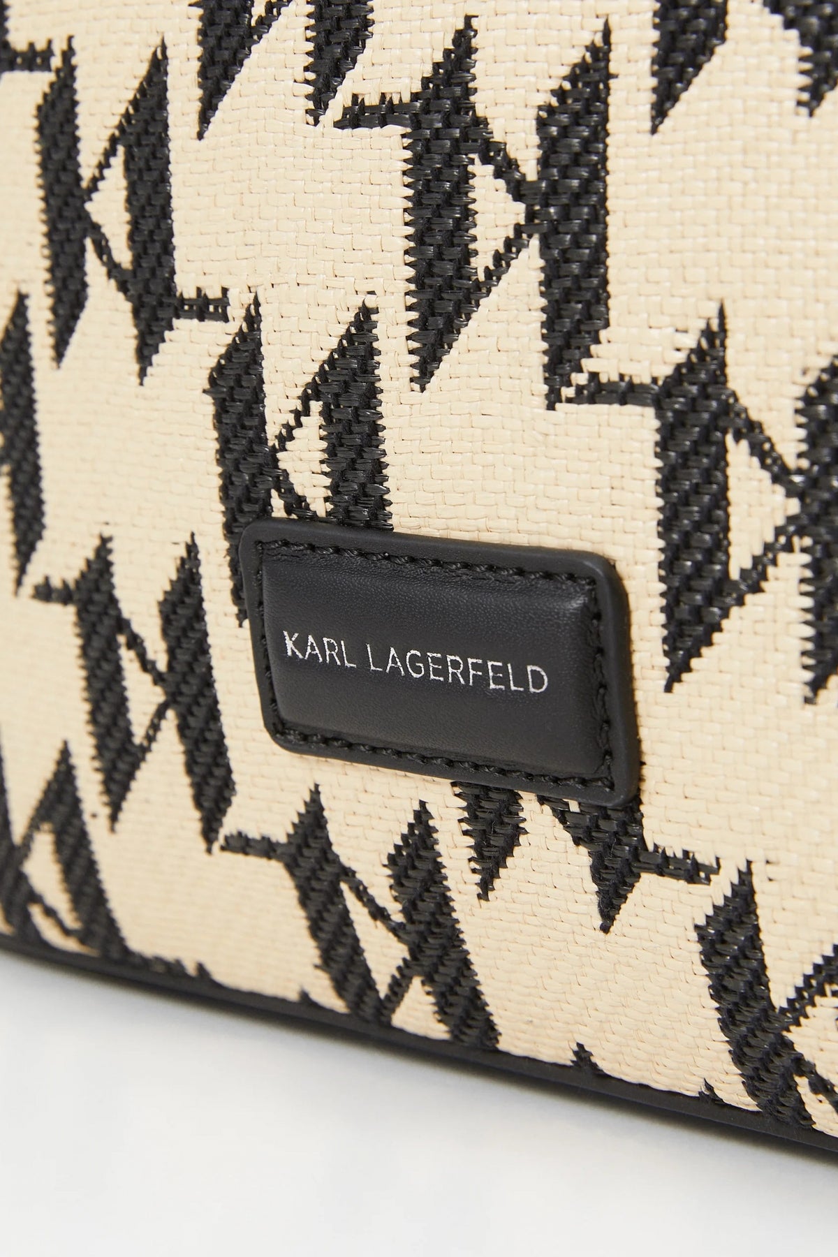 KARL LAGERFELD ESSENTIAL RAFFIA SM en color BLKNTRL (4)