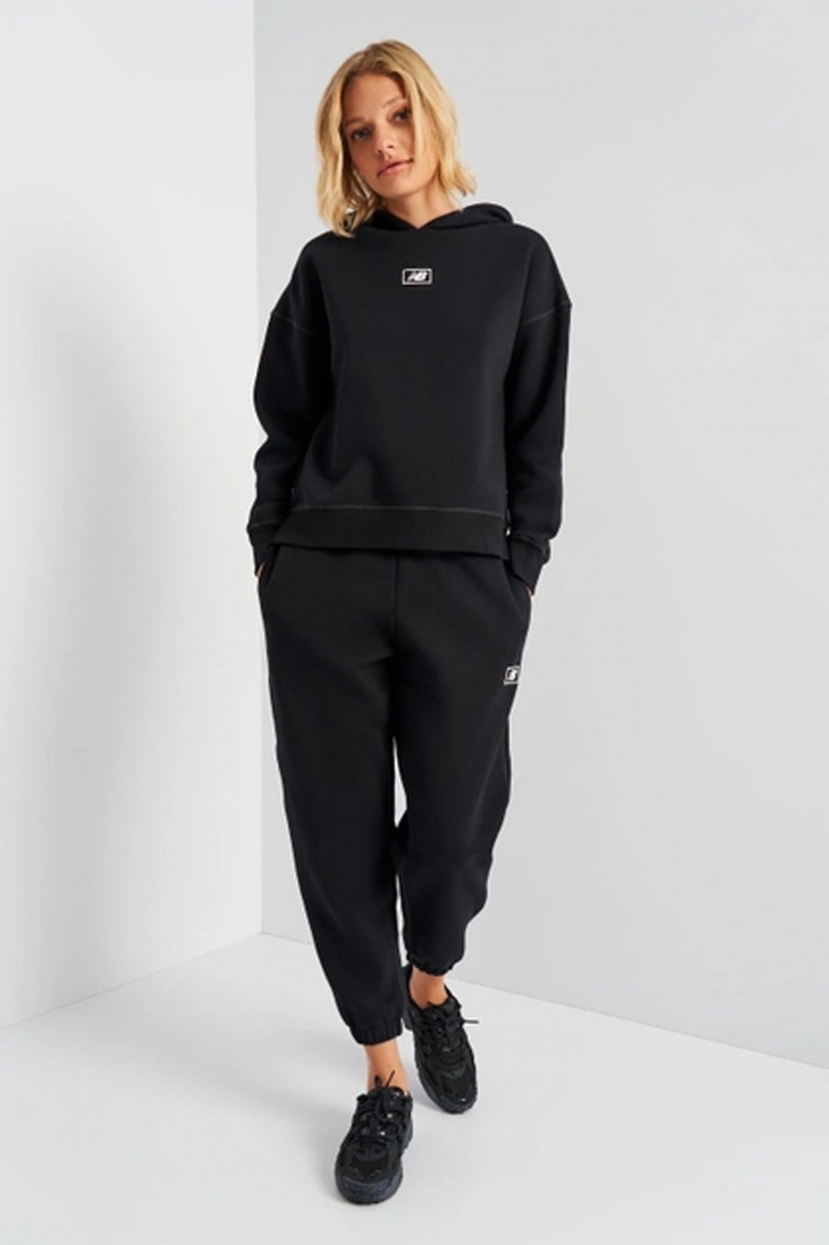 NEW BALANCE BRUSHED FLEECE PANT en color BK (4)