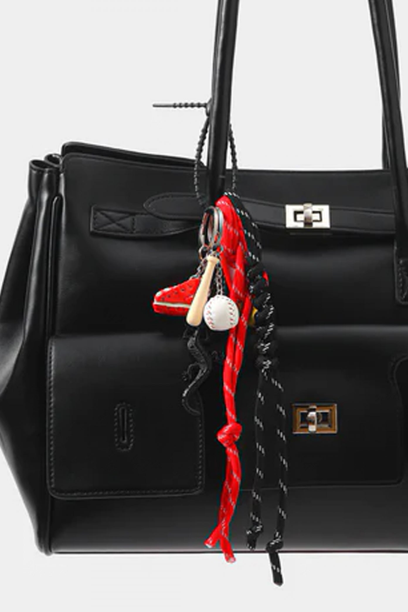 STICKY BESTIE BAGCHARM BCH en color BLKRED (3)