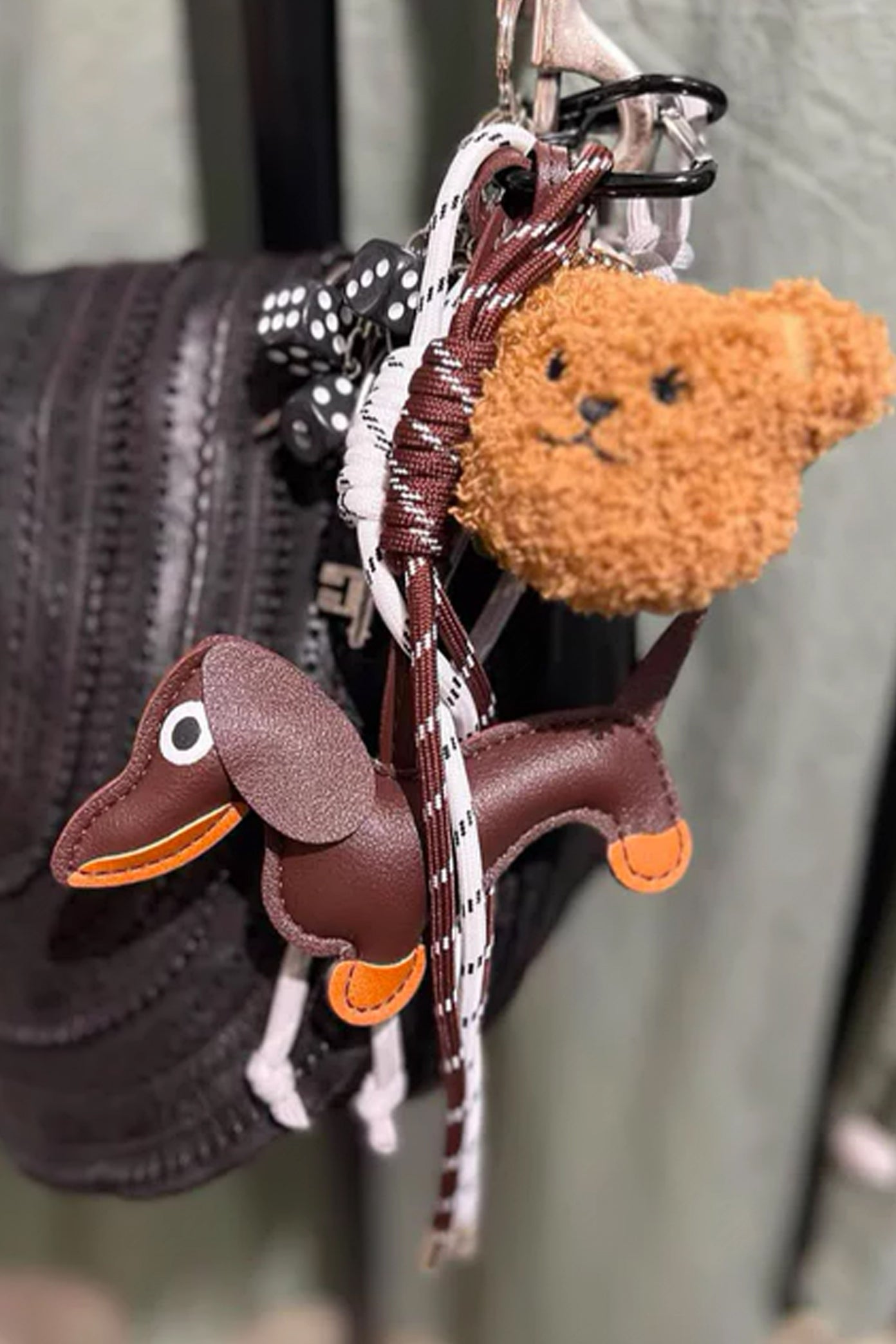 STICKY BESTIE BAGCHARM BCH en color BROWN (2)