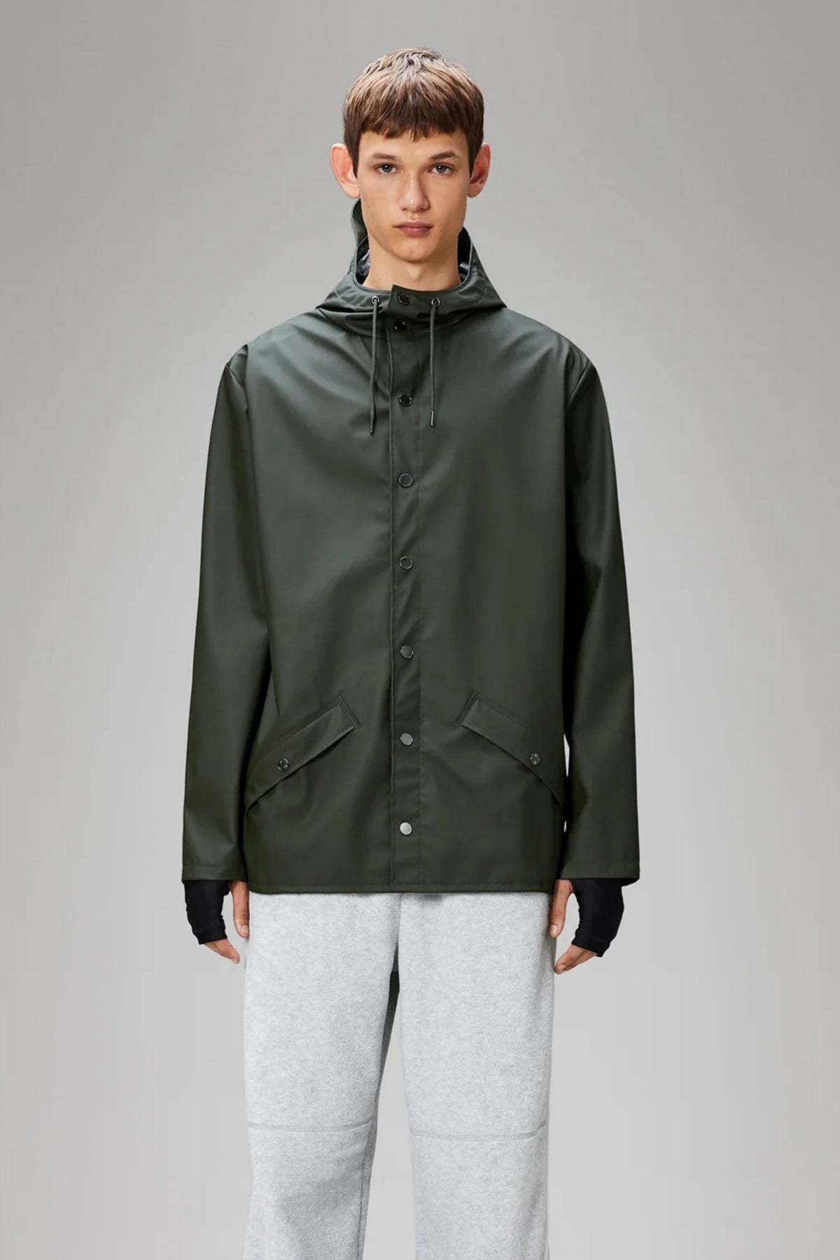 RAINS JACKET V en color GREEN (1)