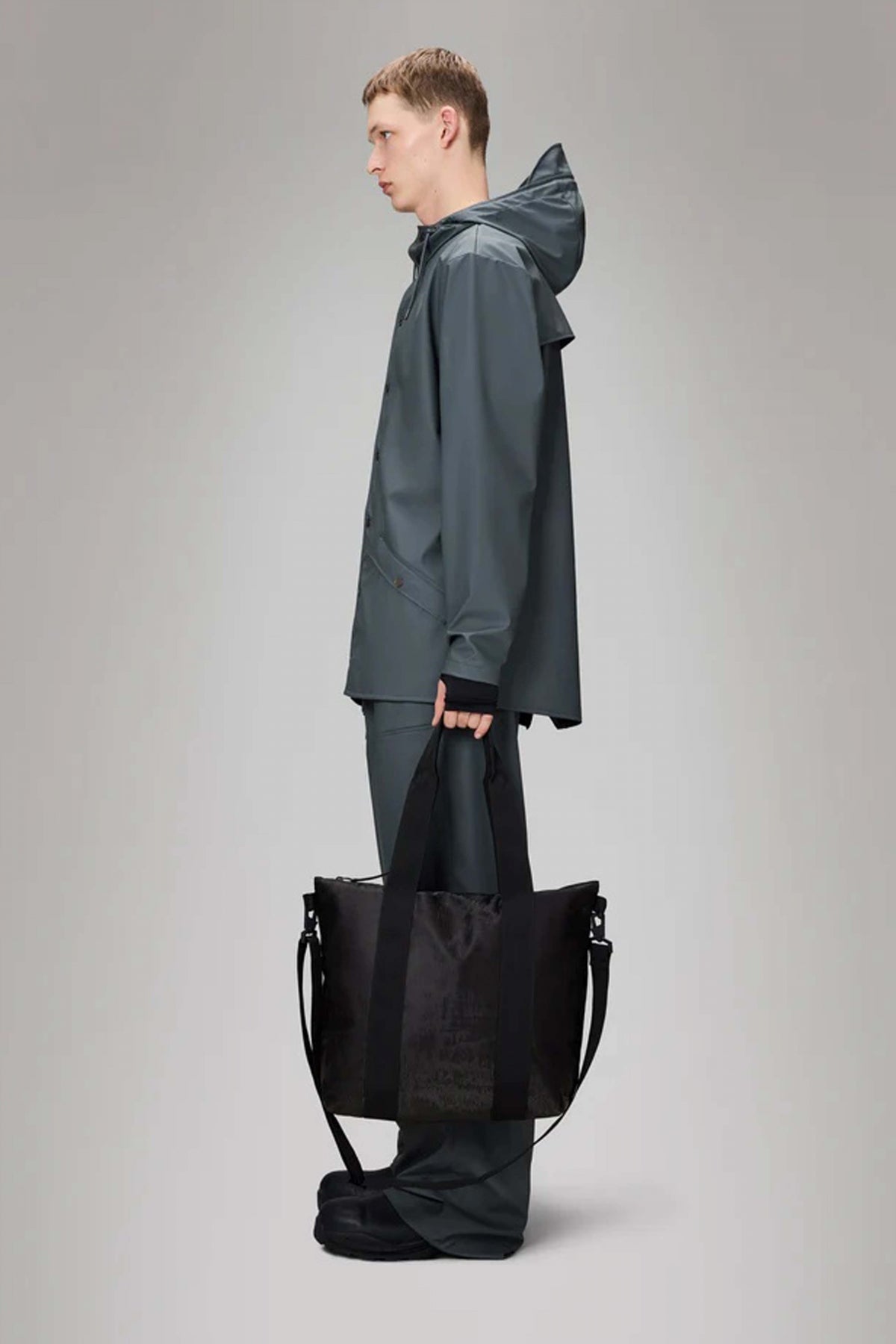 RAINS TOTE BAG MINI W en color COAL (3)